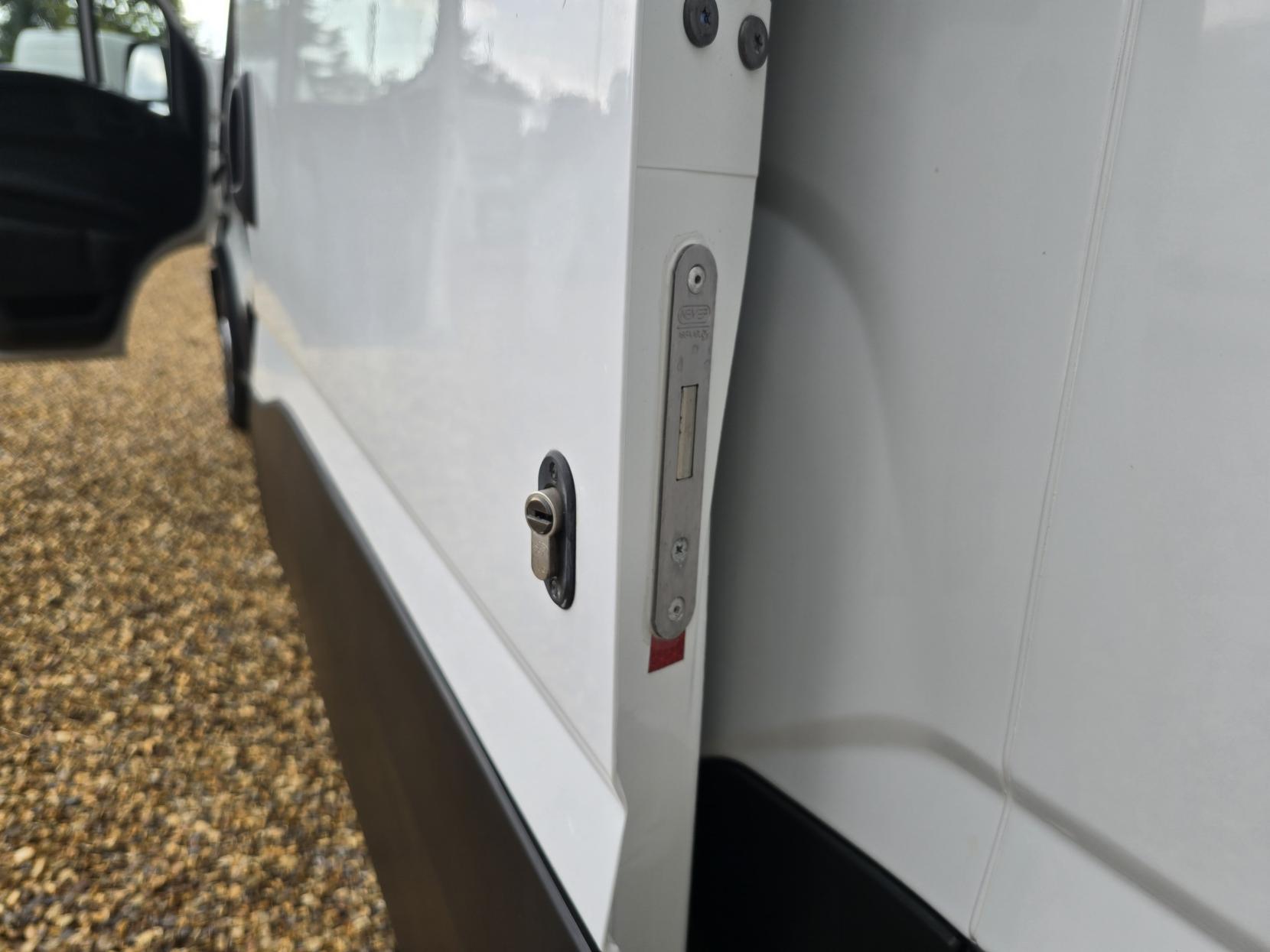 Iveco Daily 2.3 TD 12V 35S 3520 (Business) Panel Van 5dr Diesel Manual L2 (116 bhp)