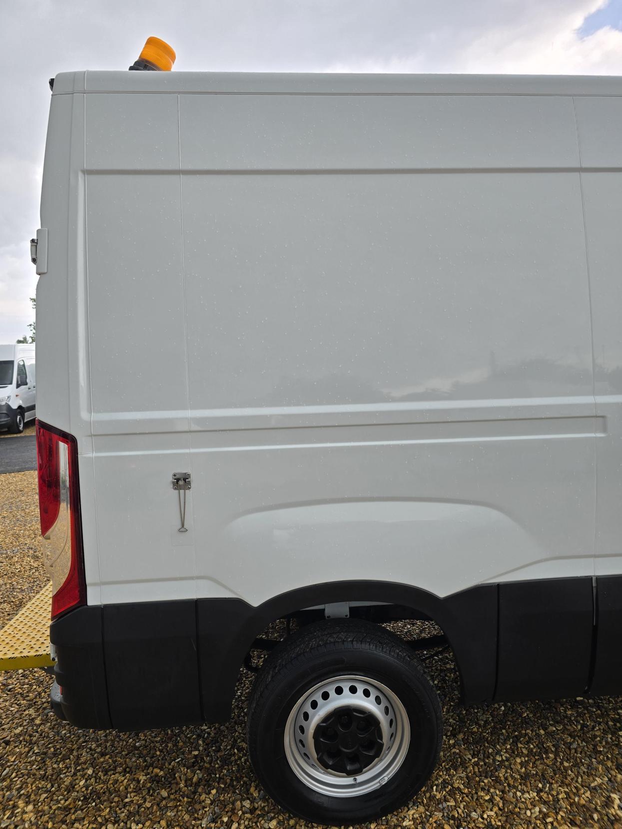 Iveco Daily 2.3 TD 12V 35S 3520 (Business) Panel Van 5dr Diesel Manual L2 (116 bhp)