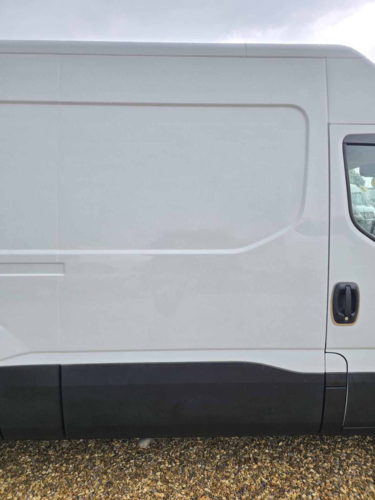 Iveco Daily 2.3 TD 12V 35S 3520 (Business) Panel Van 5dr Diesel Manual L2 (116 bhp)