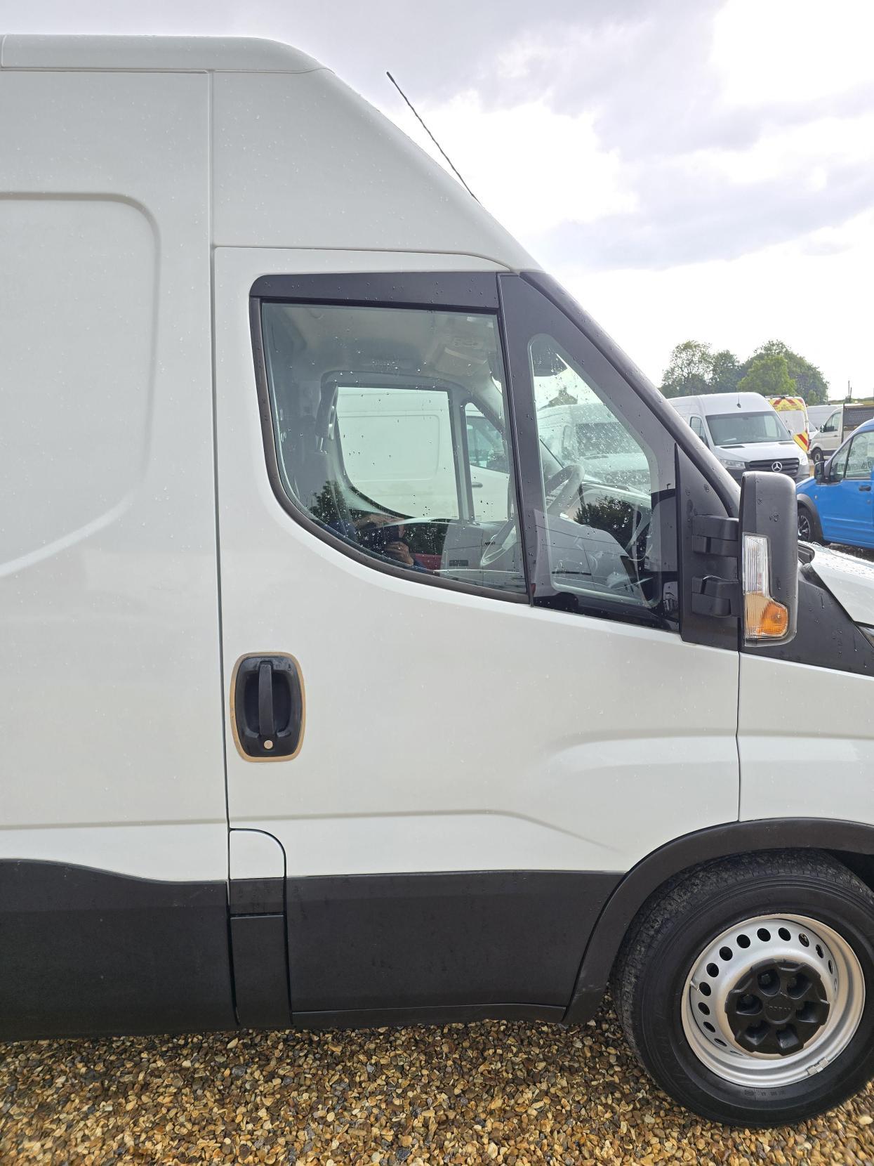 Iveco Daily 2.3 TD 12V 35S 3520 (Business) Panel Van 5dr Diesel Manual L2 (116 bhp)