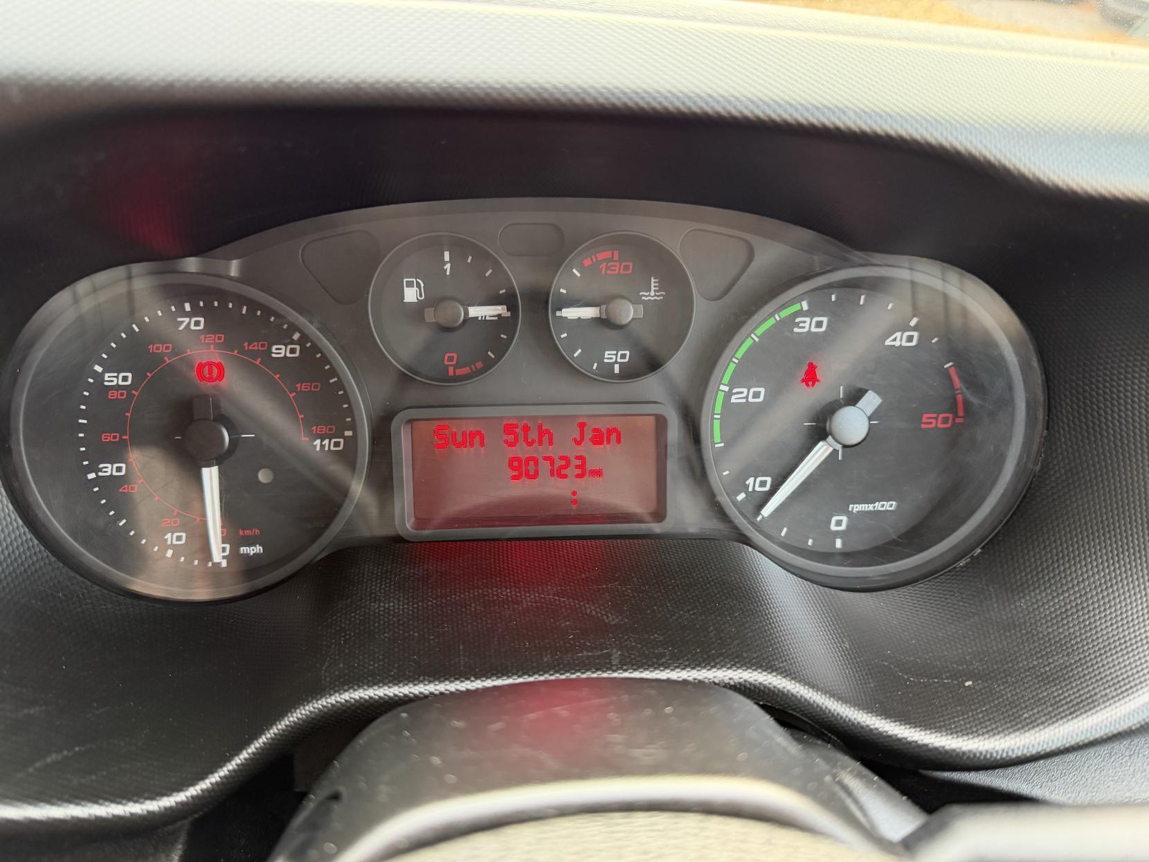 2015 Iveco Daily 2.3 TD 35C13 Dropside 4dr Diesel Manual L3 (DriveAway) (126 bhp) - Thumbnail 30