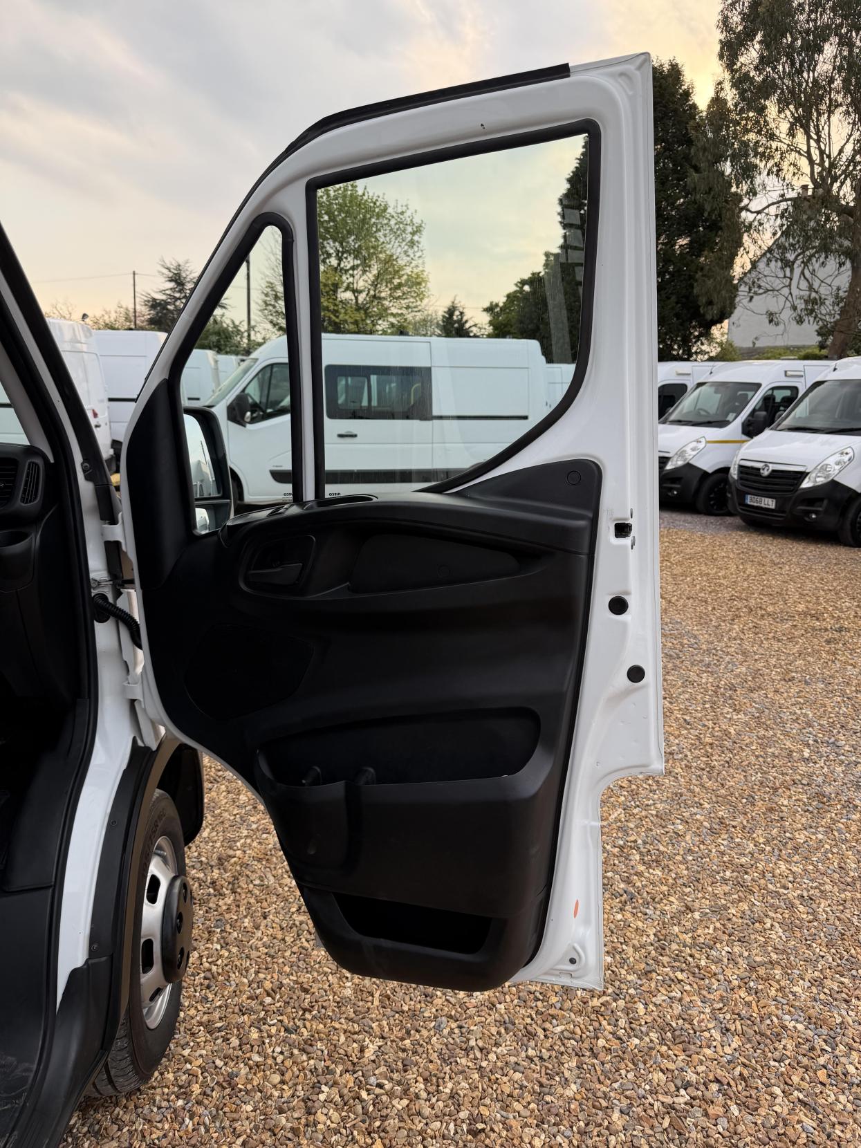 2015 Iveco Daily 2.3 TD 35C13 Dropside 4dr Diesel Manual L3 (DriveAway) (126 bhp) - Thumbnail 15