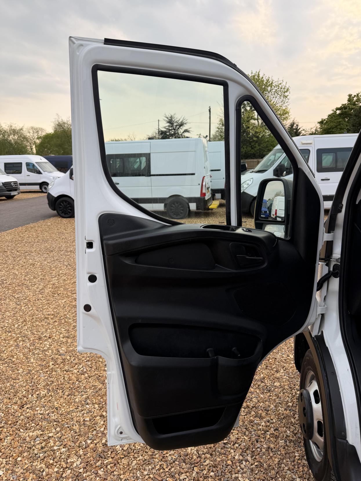 2015 Iveco Daily 2.3 TD 35C13 Dropside 4dr Diesel Manual L3 (DriveAway) (126 bhp) - Thumbnail 21