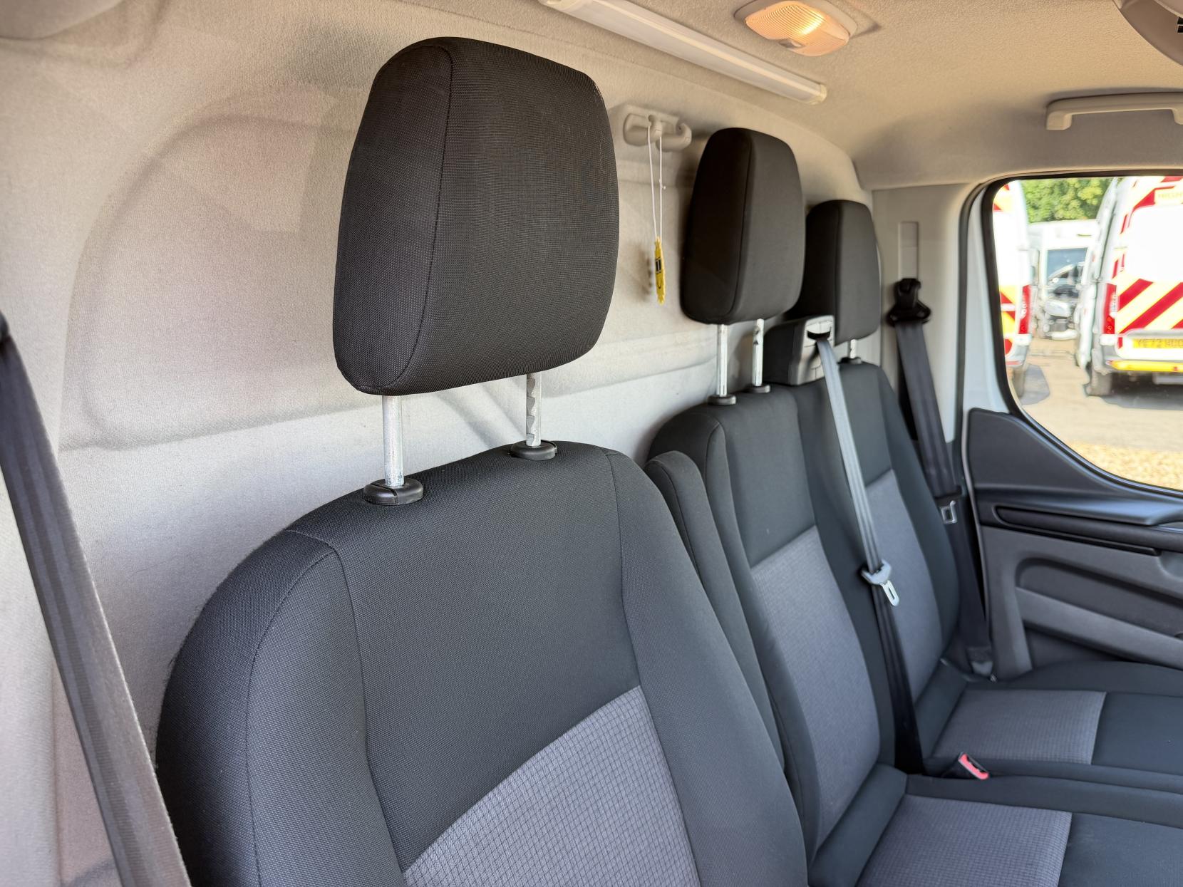 2019 Ford Transit Custom 2.0 320 EcoBlue Panel Van 5dr Diesel Manual L2 H2 Euro 6 (130 ps) - Thumbnail 18