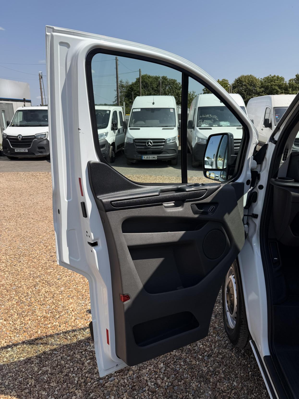 2019 Ford Transit Custom 2.0 320 EcoBlue Panel Van 5dr Diesel Manual L2 H2 Euro 6 (130 ps) - Thumbnail 17