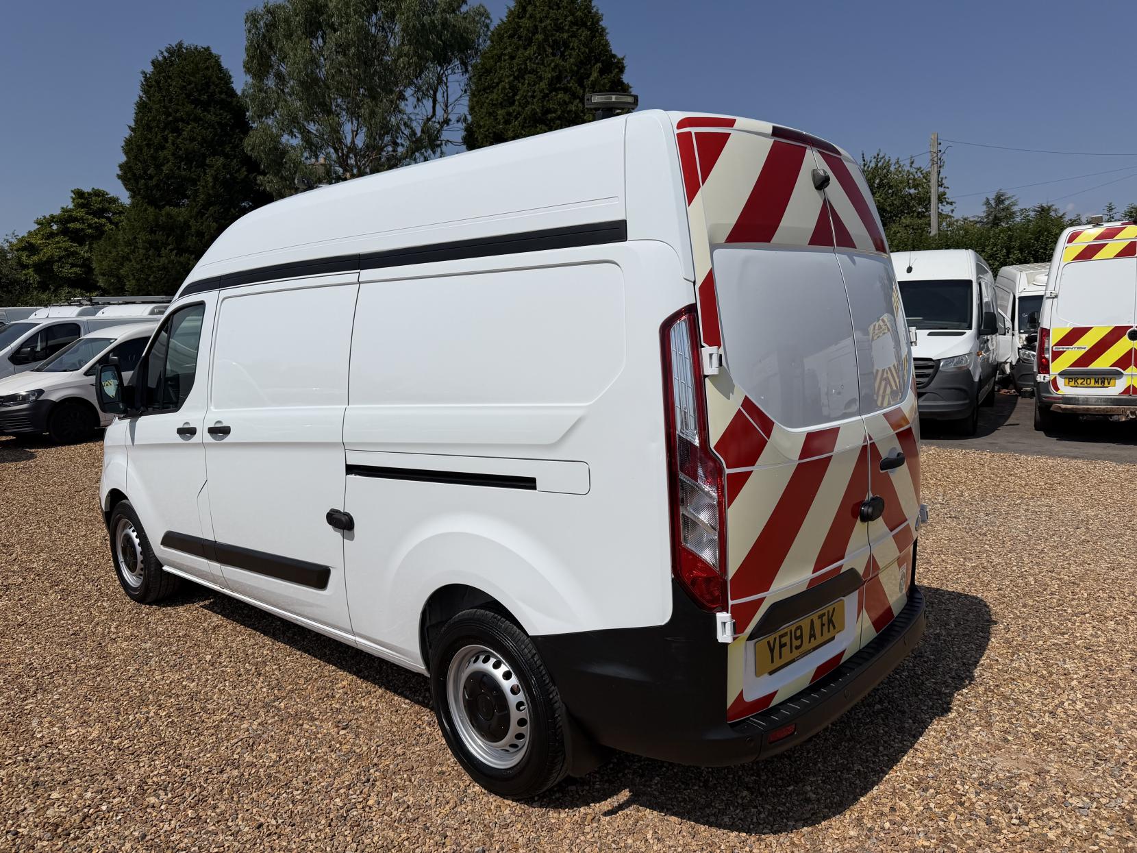 2019 Ford Transit Custom 2.0 320 EcoBlue Panel Van 5dr Diesel Manual L2 H2 Euro 6 (130 ps) - Thumbnail 9