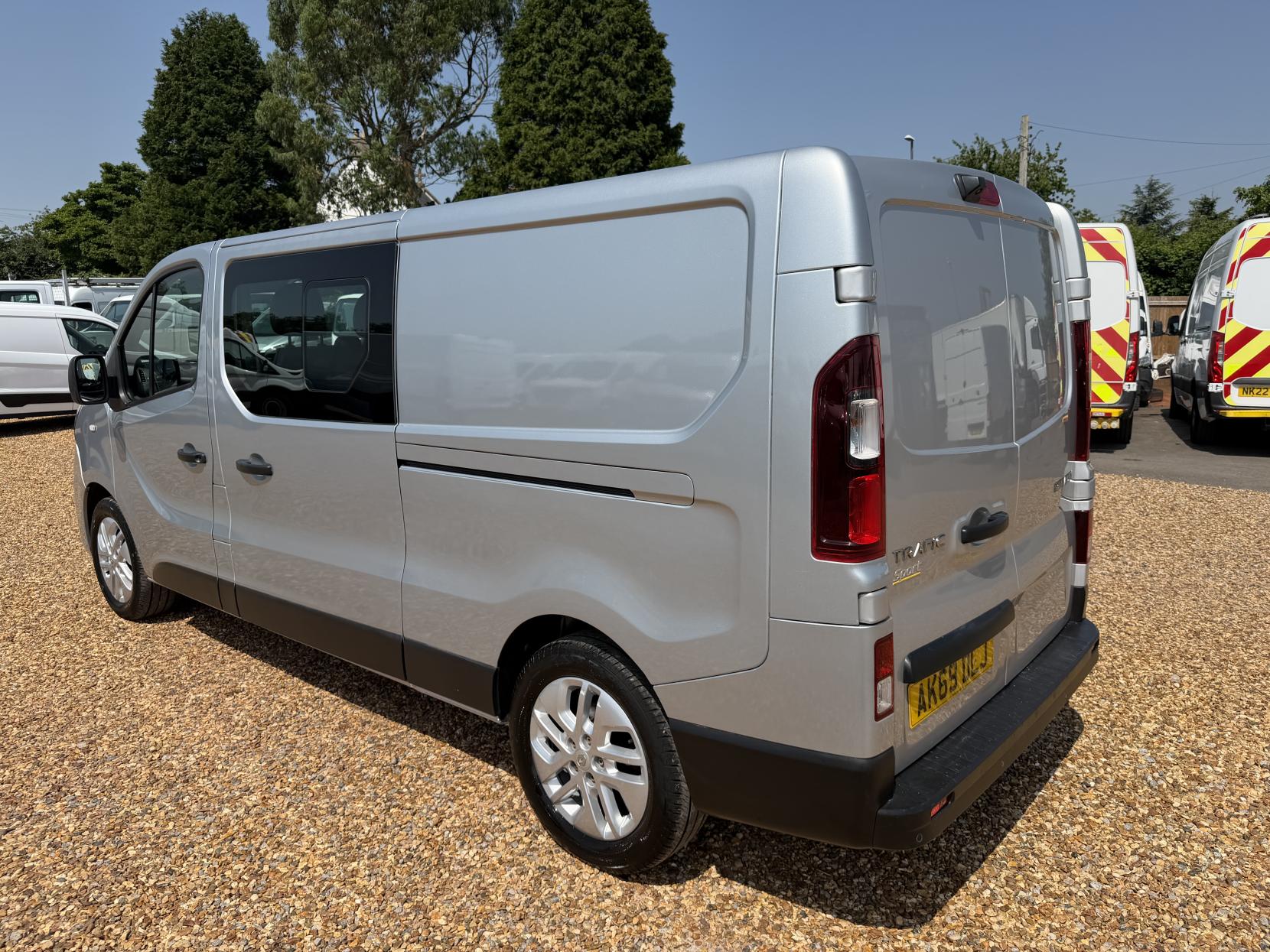 2019 Renault Trafic 2.0 dCi ENERGY 30 Sport Nav Crew Van Double Cab 6dr Diesel Manual LWB Euro 6 (s/s) (145 ps) - Thumbnail 10
