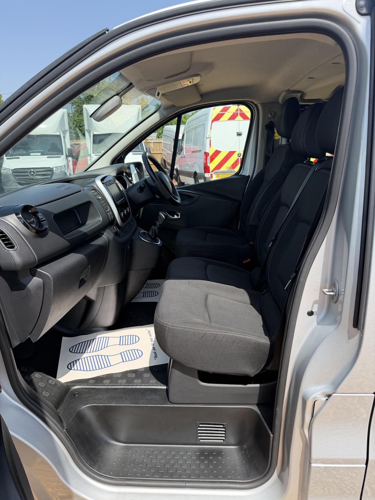 2019 Renault Trafic 2.0 dCi ENERGY 30 Sport Nav Crew Van Double Cab 6dr Diesel Manual LWB Euro 6 (s/s) (145 ps) - Thumbnail 20