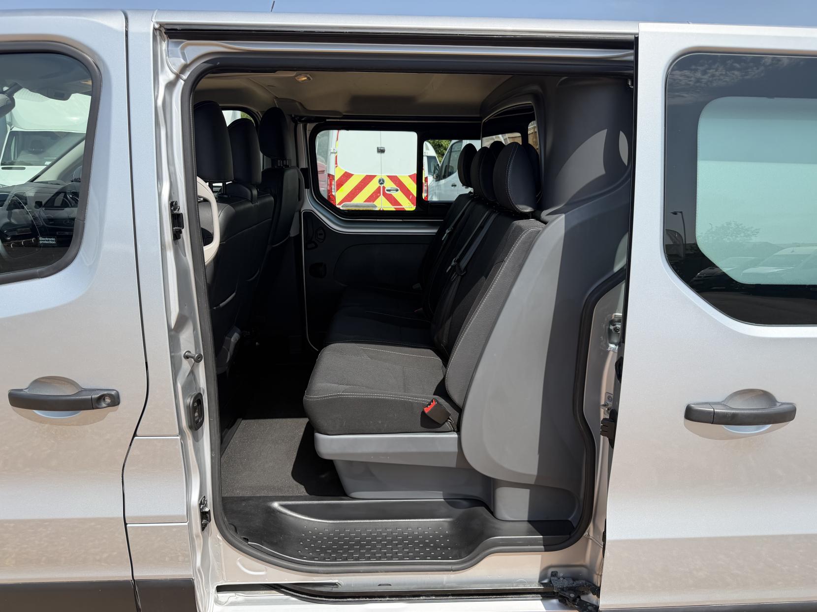 2019 Renault Trafic 2.0 dCi ENERGY 30 Sport Nav Crew Van Double Cab 6dr Diesel Manual LWB Euro 6 (s/s) (145 ps) - Thumbnail 19