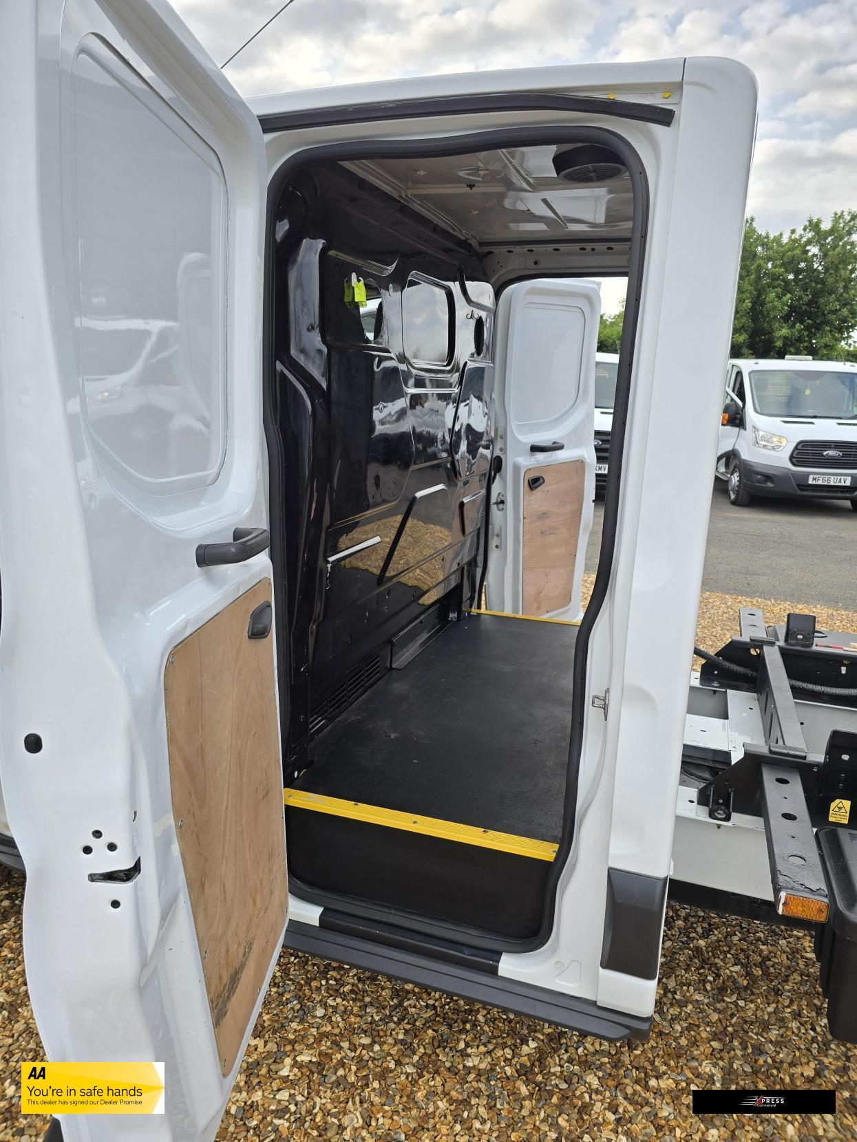 Ford Transit Transit 2.0 350 EcoBlue 1-Way Double Tipper Double Cab 4dr Diesel Manual RWD L3 Euro 6 (1-Way, 1-Stop) (130 ps)