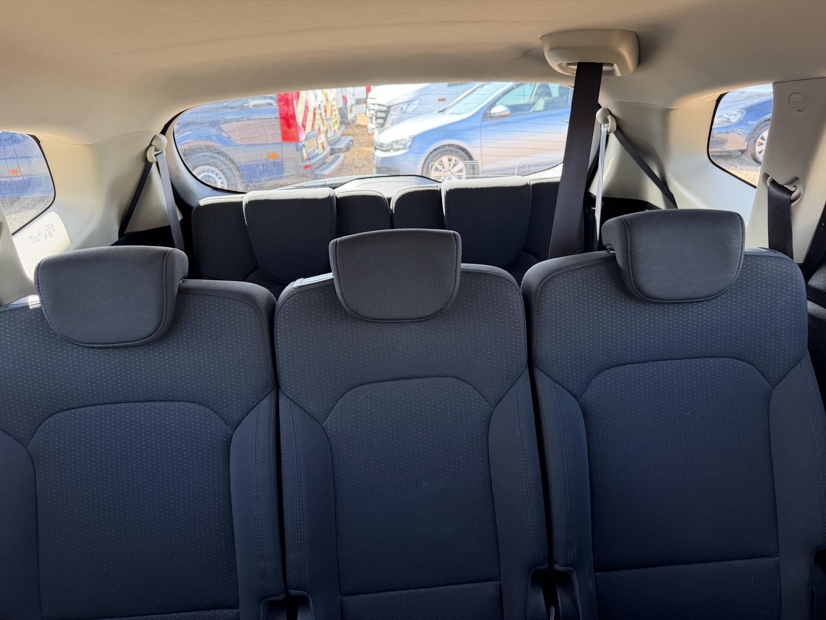 2014 Kia Carens 1.7 CRDi EcoDynamics 1 MPV 5dr Diesel Manual Euro 5 (s/s) (114 bhp) - Thumbnail 36