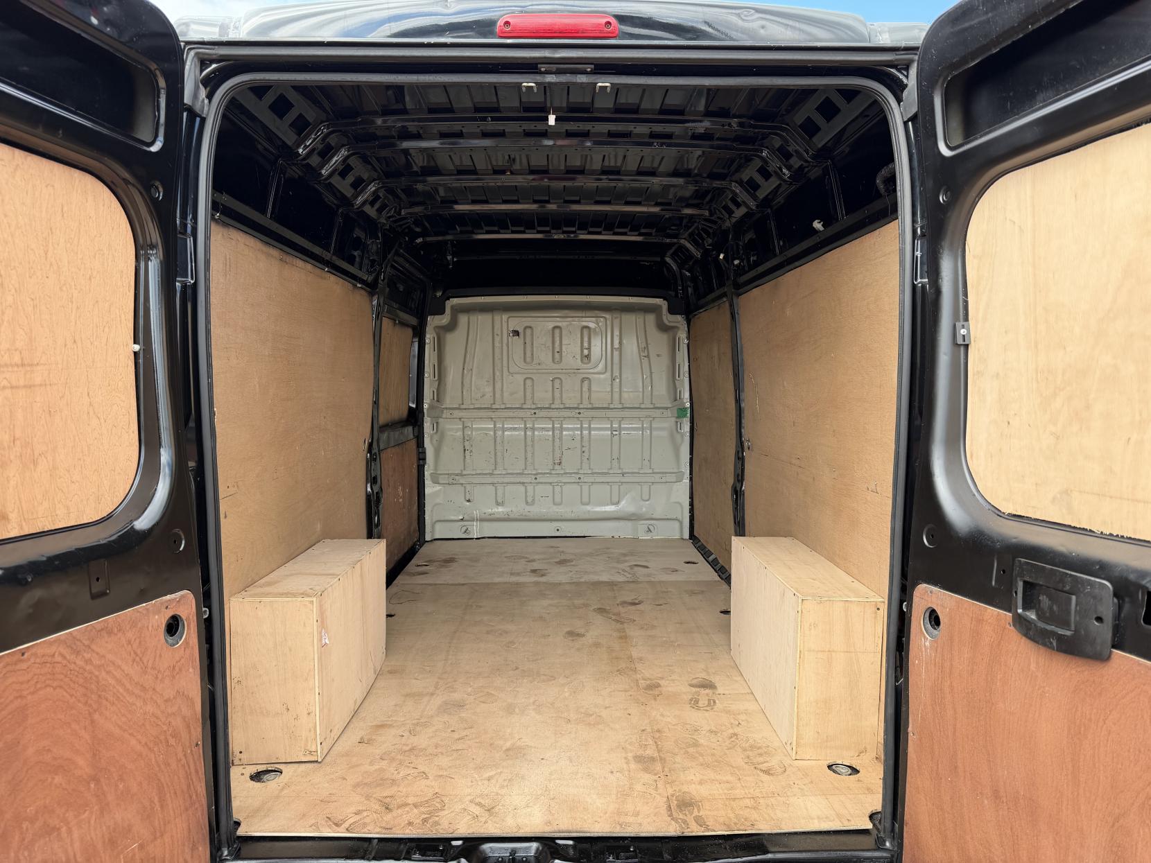 2017 Peugeot Boxer 2.0 BlueHDi 335 Professional Panel Van 5dr Diesel Manual L3 H2 Euro 6 (130 ps) - Thumbnail 3