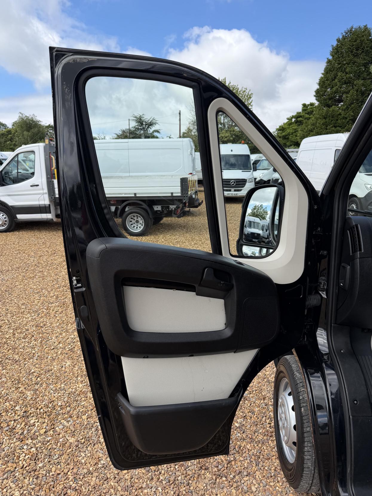 2017 Peugeot Boxer 2.0 BlueHDi 335 Professional Panel Van 5dr Diesel Manual L3 H2 Euro 6 (130 ps) - Thumbnail 19