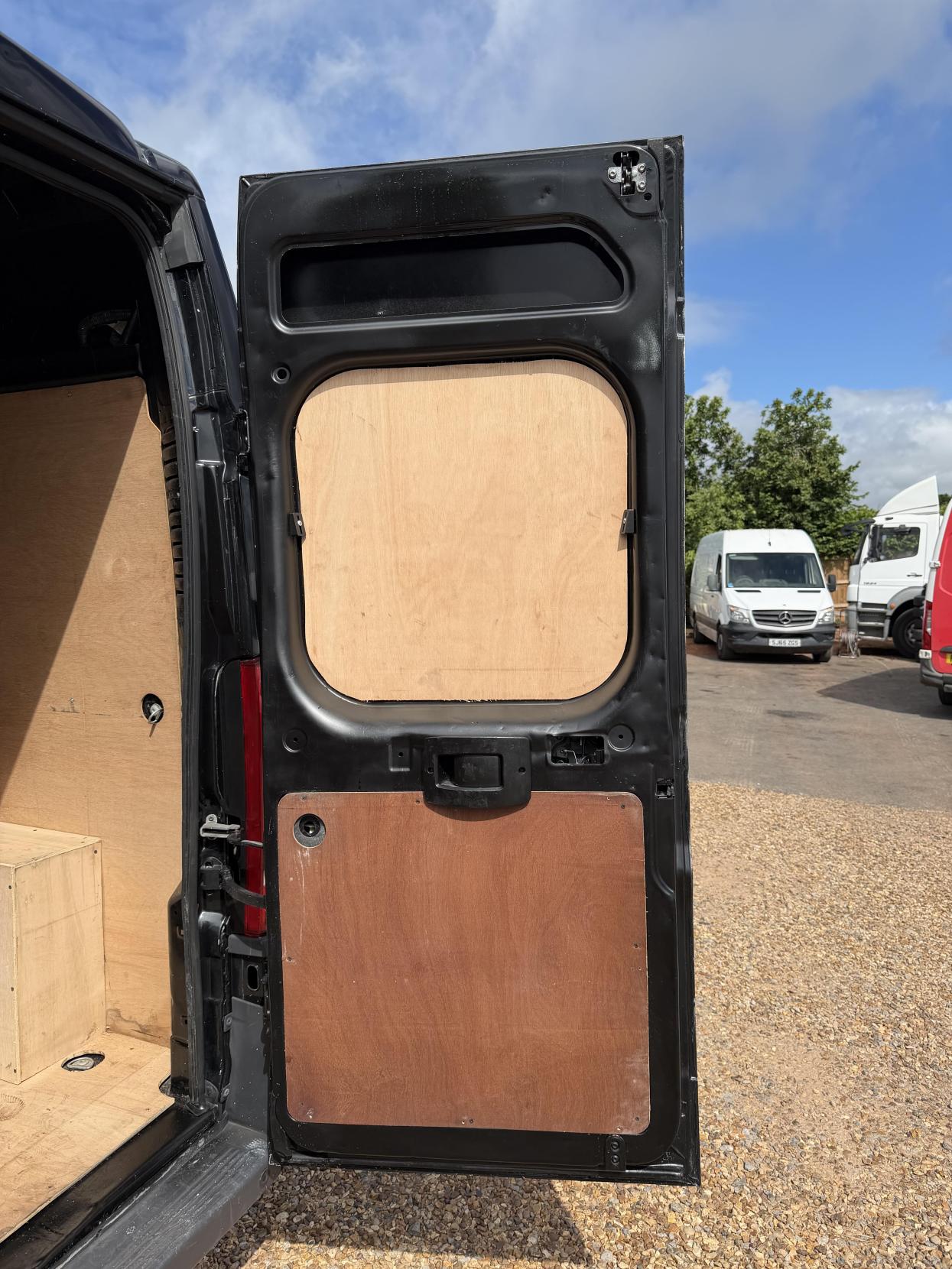 2017 Peugeot Boxer 2.0 BlueHDi 335 Professional Panel Van 5dr Diesel Manual L3 H2 Euro 6 (130 ps) - Thumbnail 30