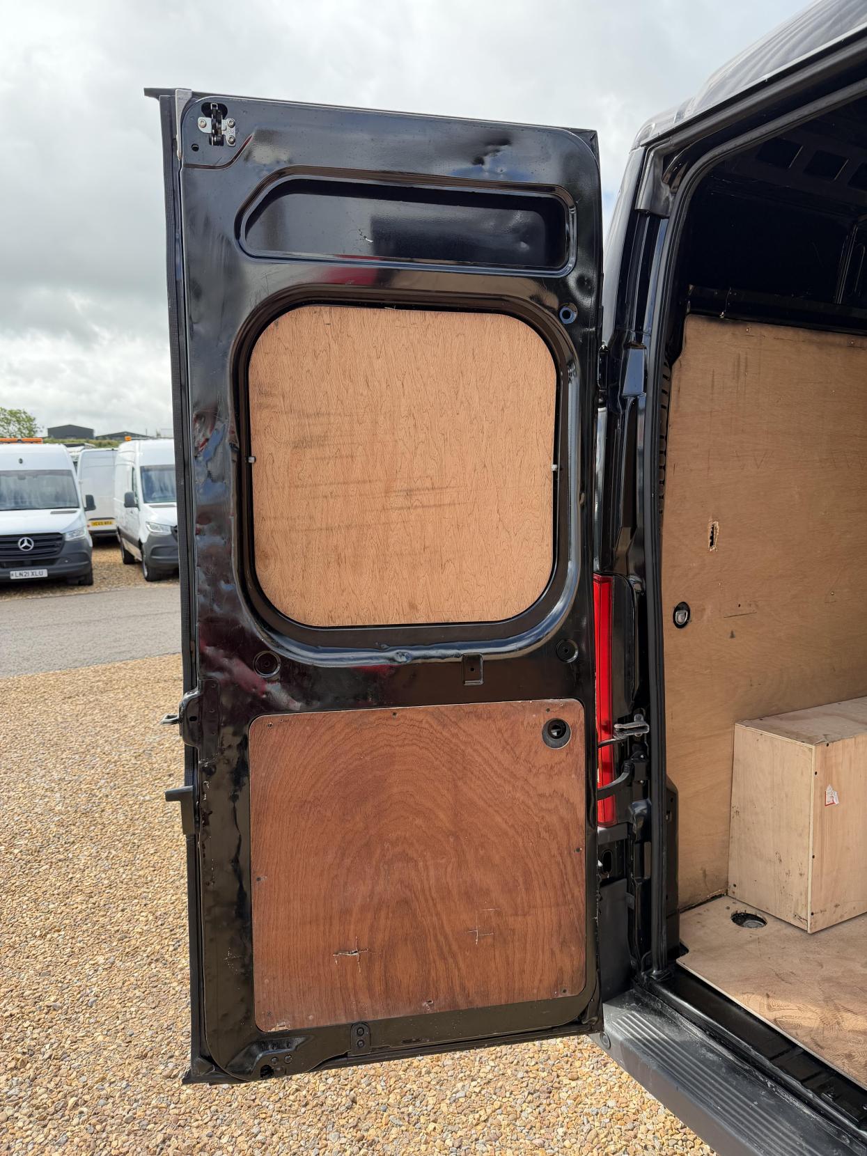 2017 Peugeot Boxer 2.0 BlueHDi 335 Professional Panel Van 5dr Diesel Manual L3 H2 Euro 6 (130 ps) - Thumbnail 28