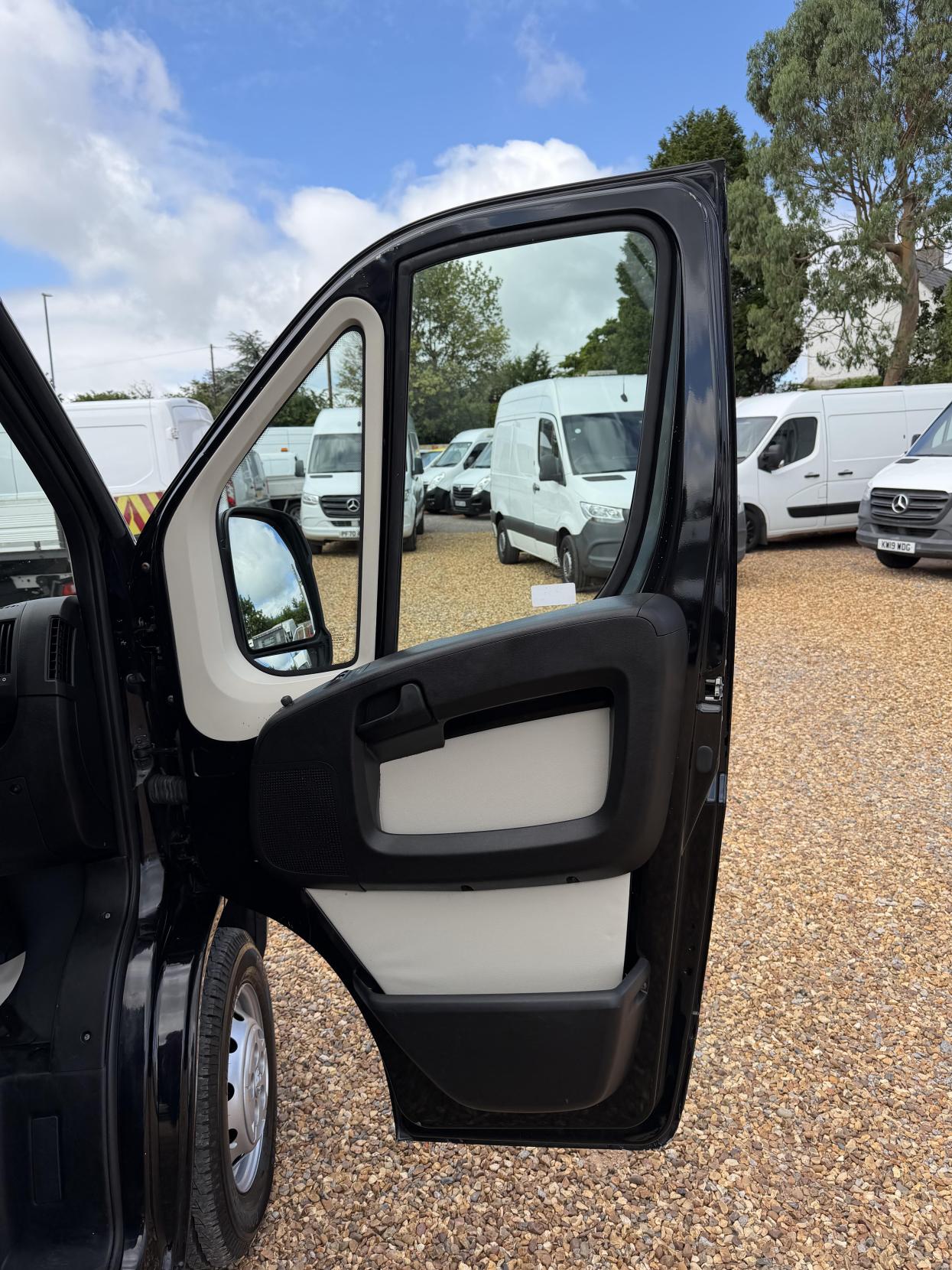 2017 Peugeot Boxer 2.0 BlueHDi 335 Professional Panel Van 5dr Diesel Manual L3 H2 Euro 6 (130 ps) - Thumbnail 16
