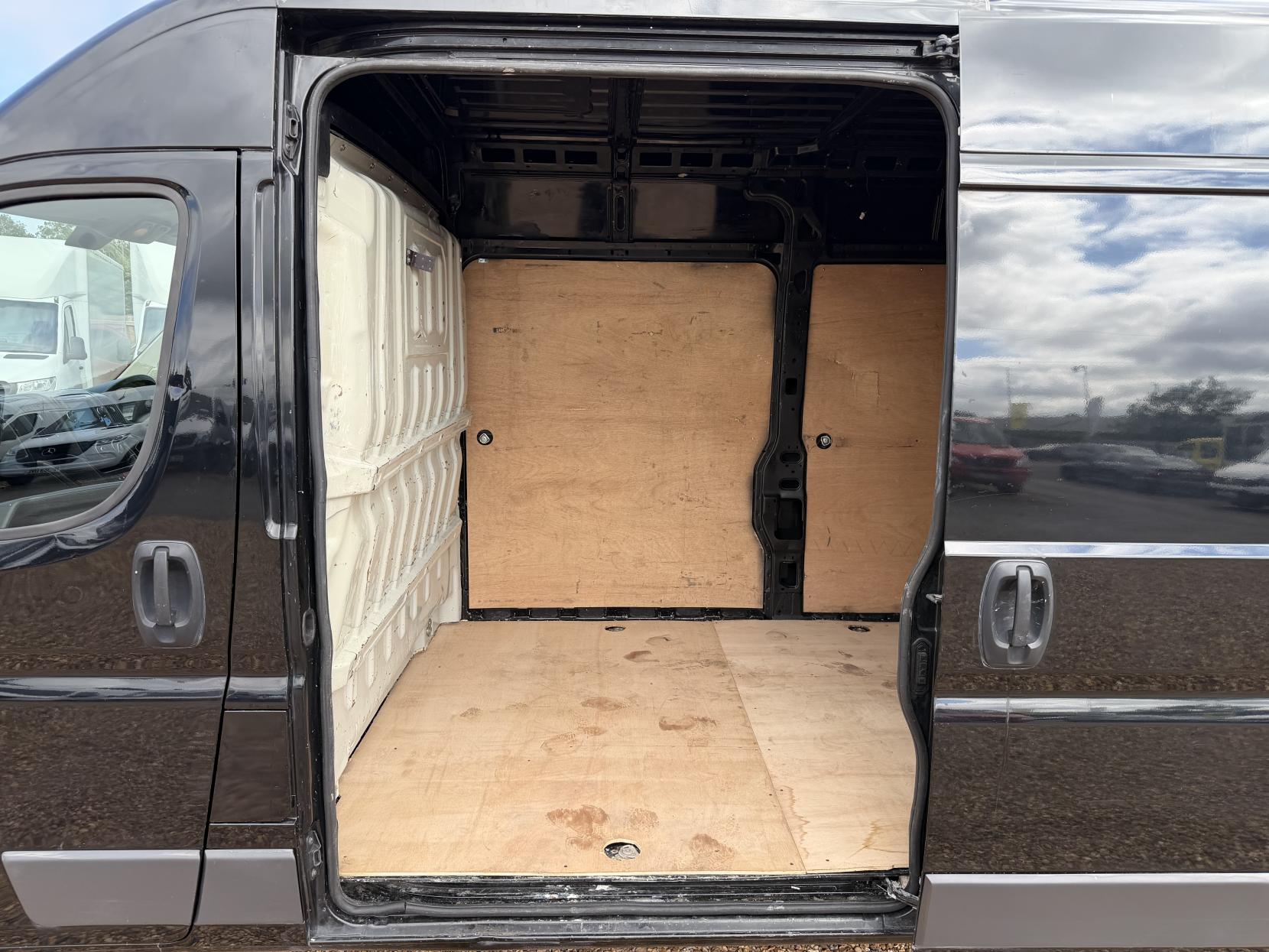 2017 Peugeot Boxer 2.0 BlueHDi 335 Professional Panel Van 5dr Diesel Manual L3 H2 Euro 6 (130 ps) - Thumbnail 22