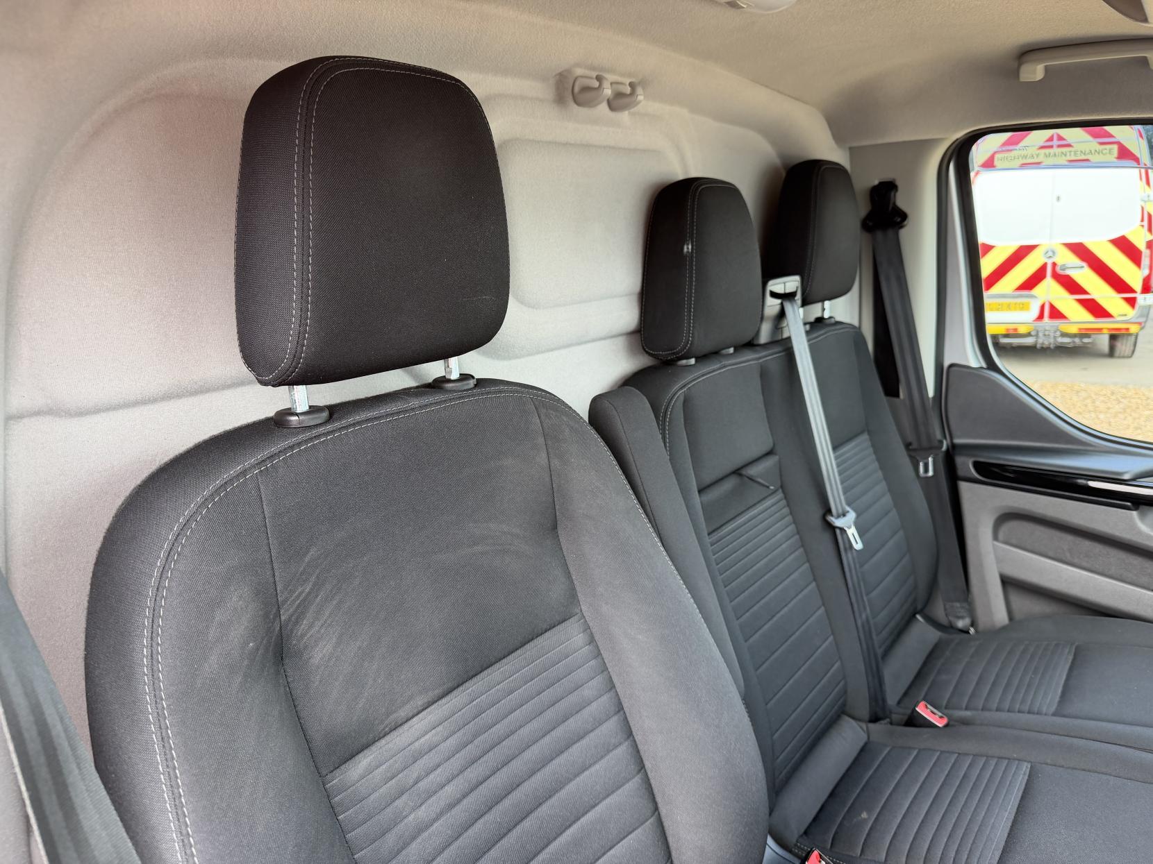 2022 Ford Transit Custom 2.0 280 EcoBlue Limited Panel Van 5dr Diesel Manual L1 H1 Euro 6 (s/s) (130 ps) - Thumbnail 15