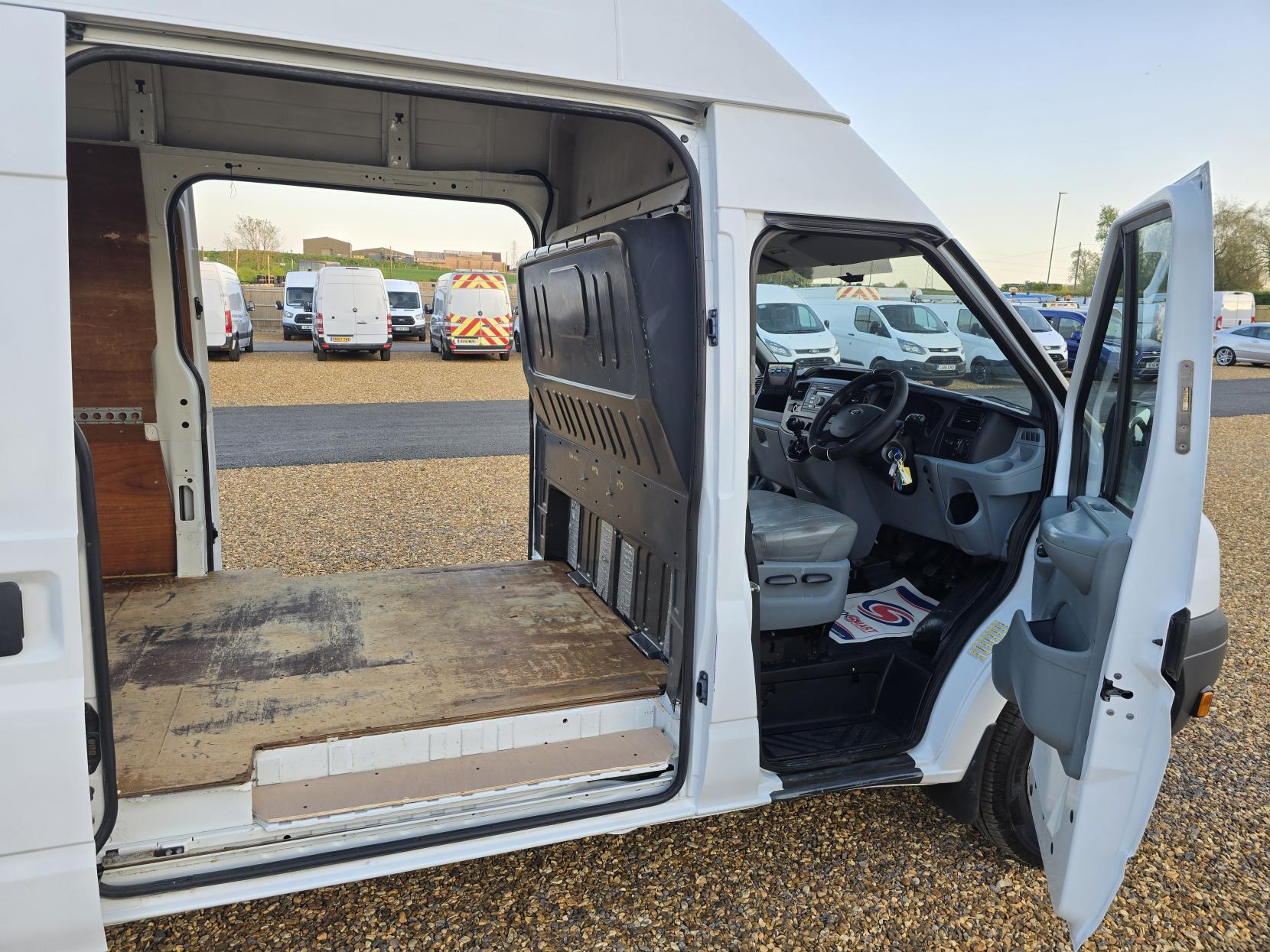 Ford Transit 2.4 TDCi 350 Panel Van 4dr Diesel Manual RWD L4 H3 SRW (98 bhp)
