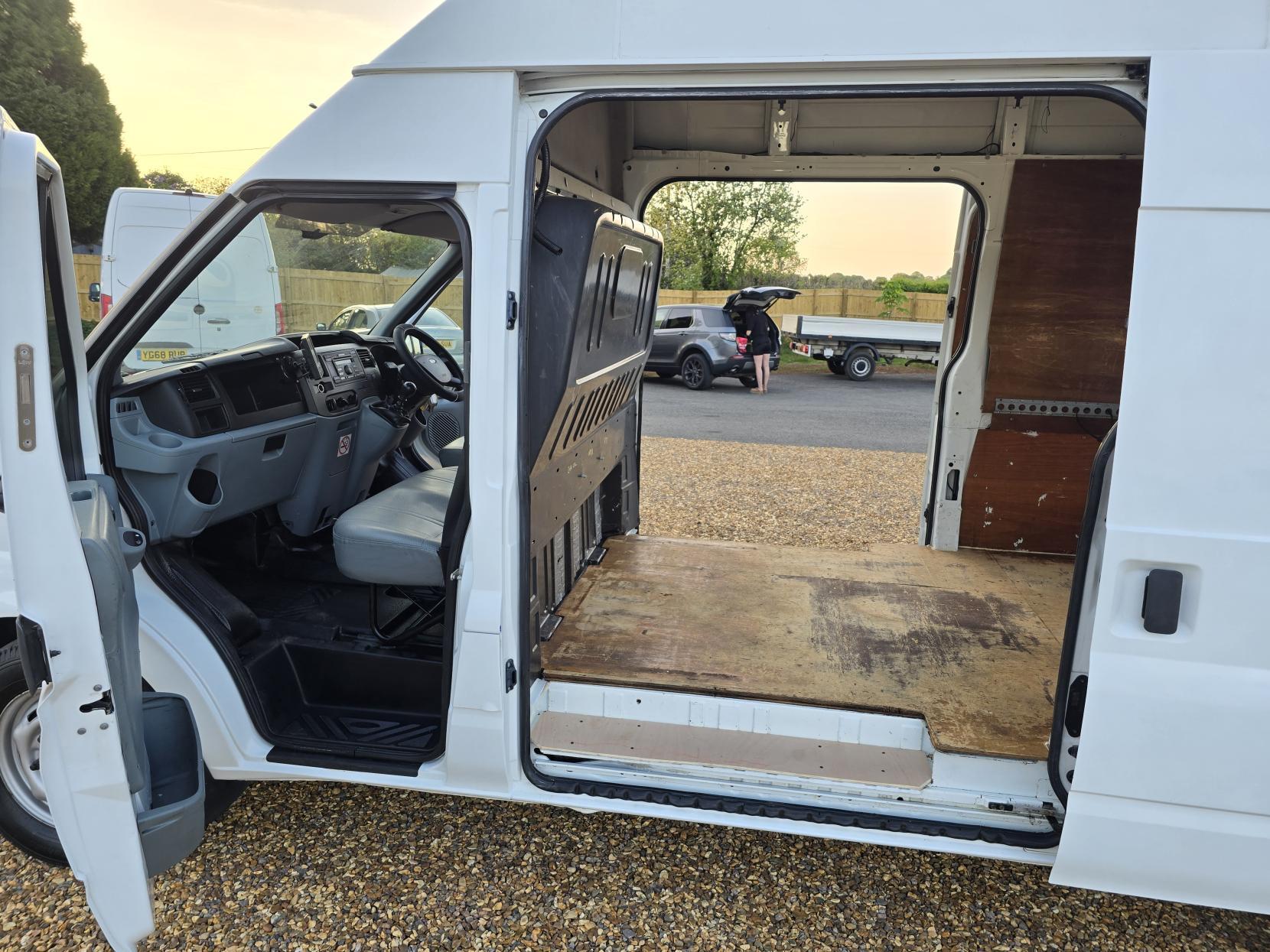 Ford Transit 2.4 TDCi 350 Panel Van 4dr Diesel Manual RWD L4 H3 SRW (98 bhp)