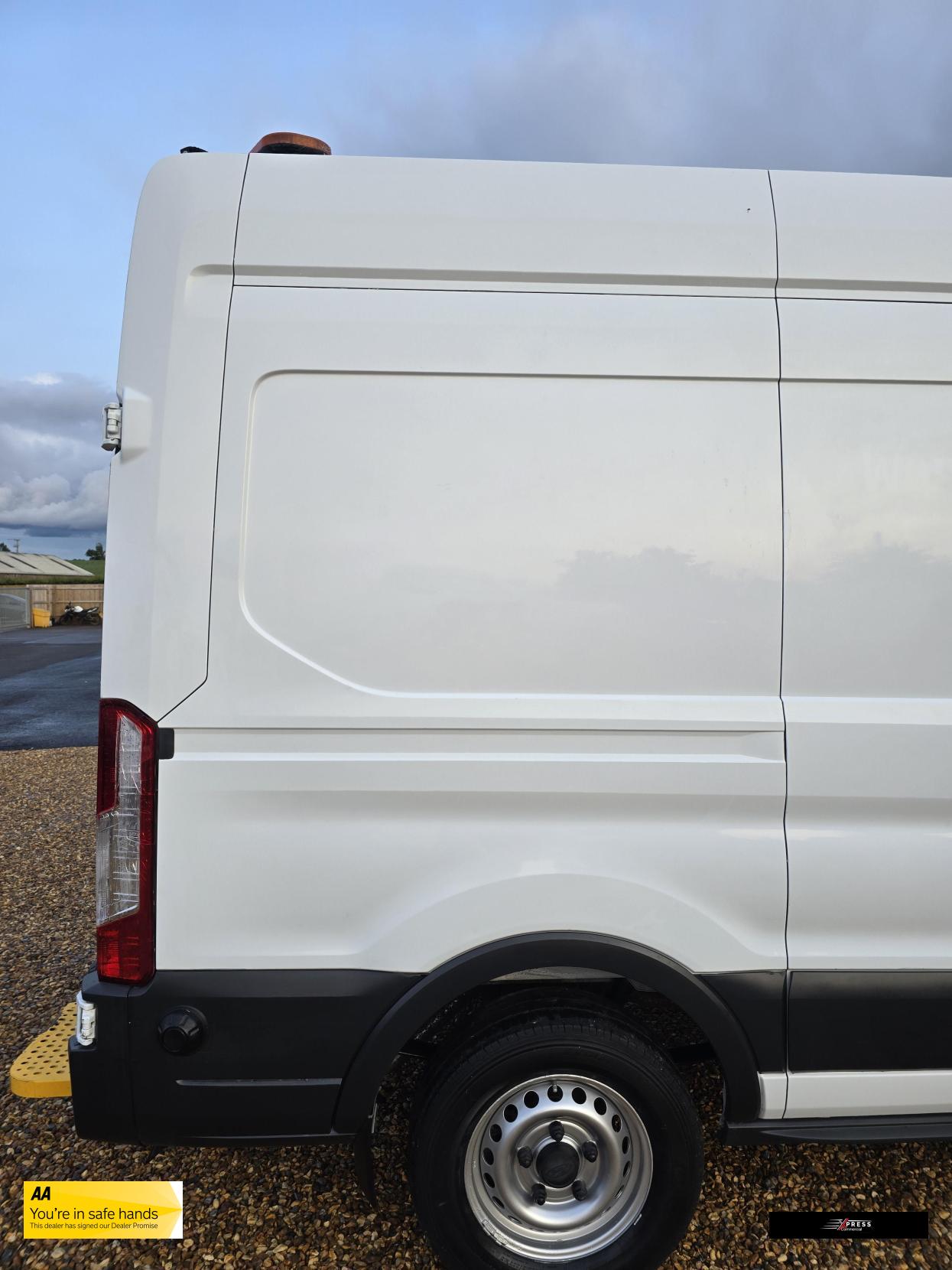 Ford Transit Transit 2.0 350 EcoBlue Panel Van 5dr Diesel Manual RWD L2 H3 Euro 6 (170 ps)