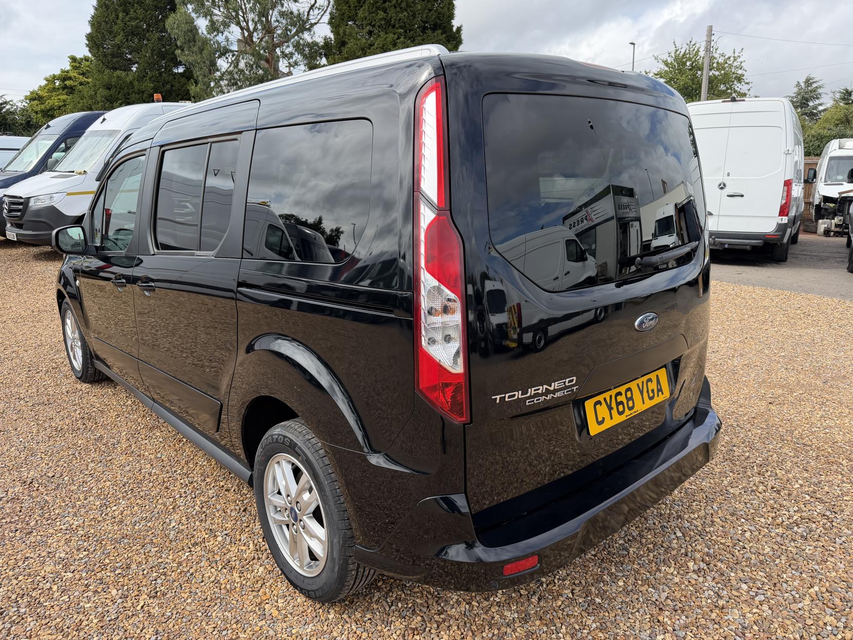 2019 Ford Grand Tourneo Connect 1.5 EcoBlue Titanium MPV 5dr Diesel Manual Euro 6 (s/s) (120 ps) - Thumbnail 7