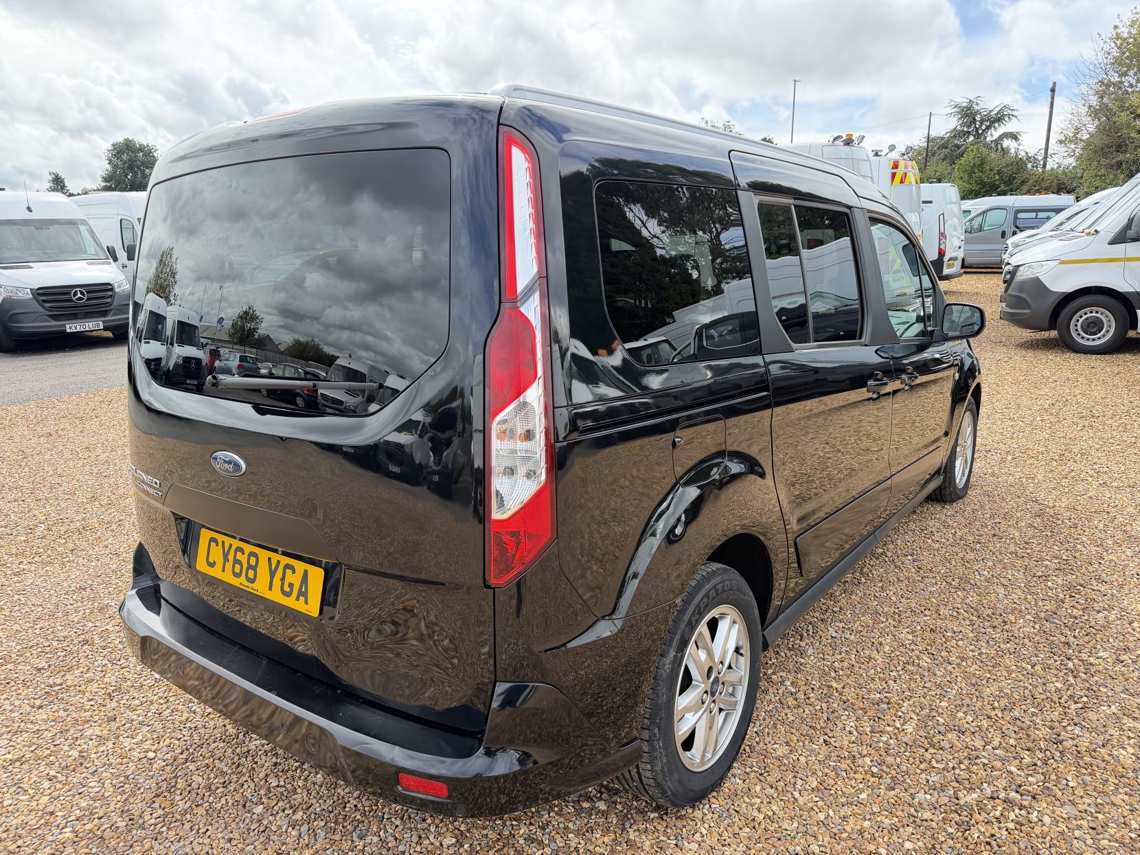 2019 Ford Grand Tourneo Connect 1.5 EcoBlue Titanium MPV 5dr Diesel Manual Euro 6 (s/s) (120 ps) - Thumbnail 9