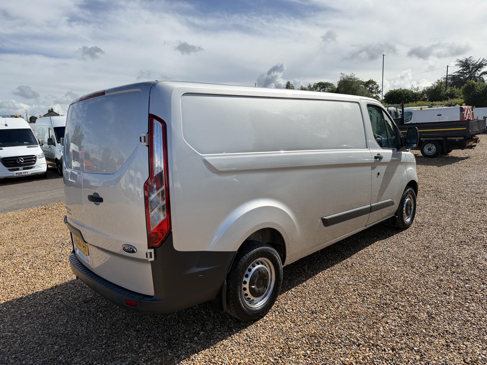 2016 Ford Transit Custom 2.0 TDCi 290 Panel Van 5dr Diesel Manual L2 H1 (167 g/km, 104 bhp) - Thumbnail 11