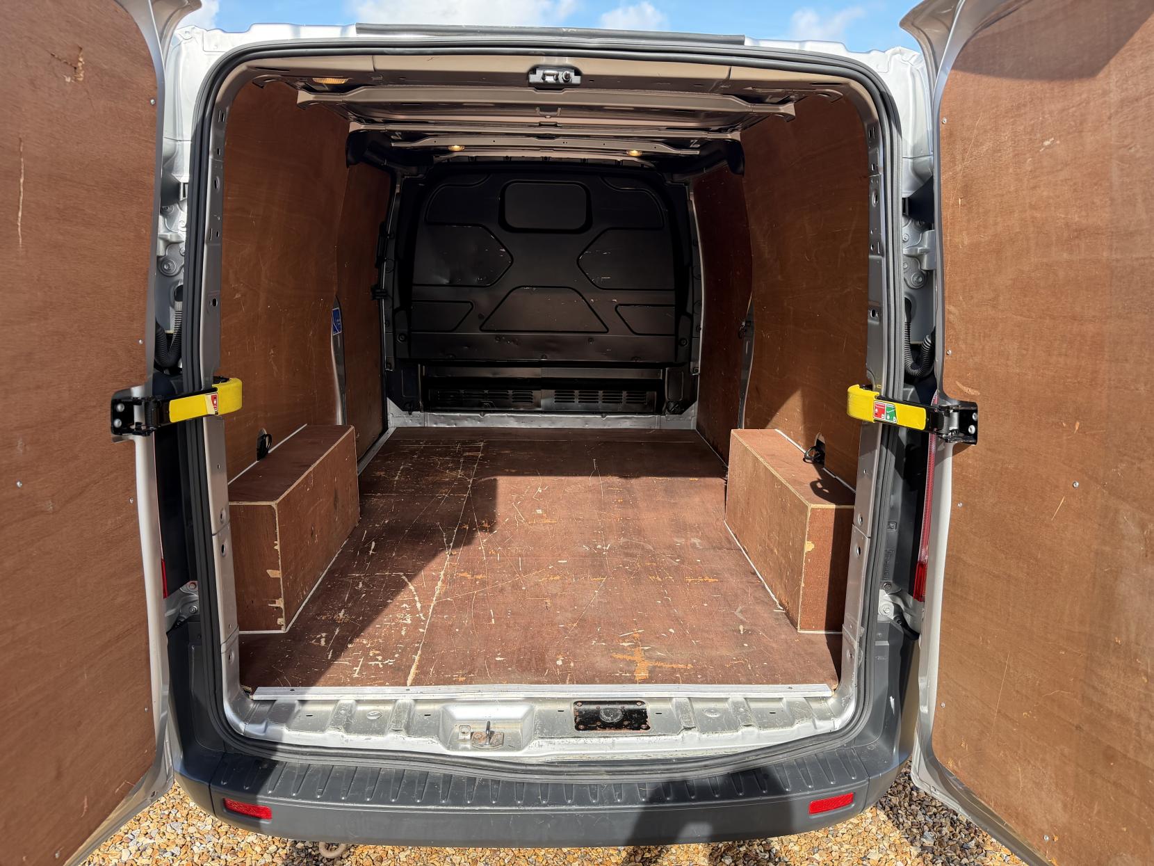 2016 Ford Transit Custom 2.0 TDCi 290 Panel Van 5dr Diesel Manual L2 H1 (167 g/km, 104 bhp) - Thumbnail 21
