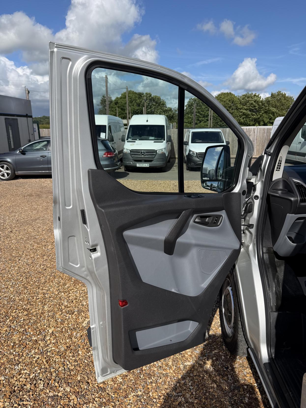 2016 Ford Transit Custom 2.0 TDCi 290 Panel Van 5dr Diesel Manual L2 H1 (167 g/km, 104 bhp) - Thumbnail 42
