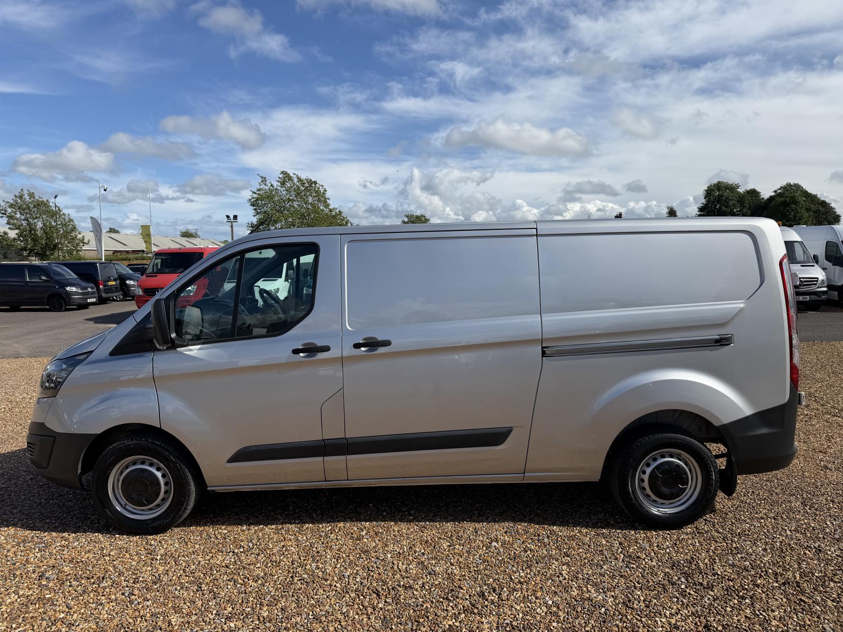 2016 Ford Transit Custom 2.0 TDCi 290 Panel Van 5dr Diesel Manual L2 H1 (167 g/km, 104 bhp) - Thumbnail 8