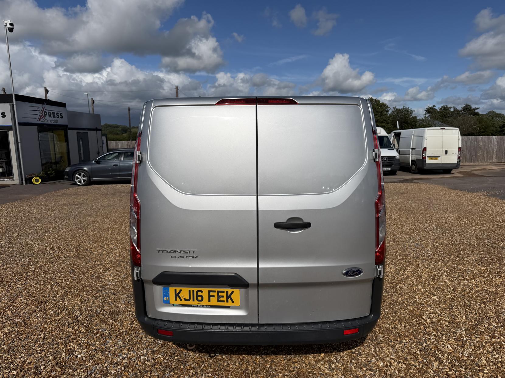 2016 Ford Transit Custom 2.0 TDCi 290 Panel Van 5dr Diesel Manual L2 H1 (167 g/km, 104 bhp) - Thumbnail 10