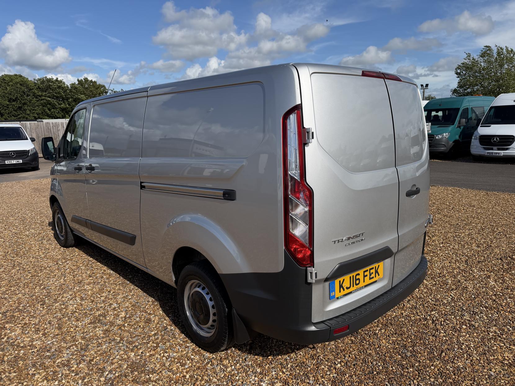 2016 Ford Transit Custom 2.0 TDCi 290 Panel Van 5dr Diesel Manual L2 H1 (167 g/km, 104 bhp) - Thumbnail 9