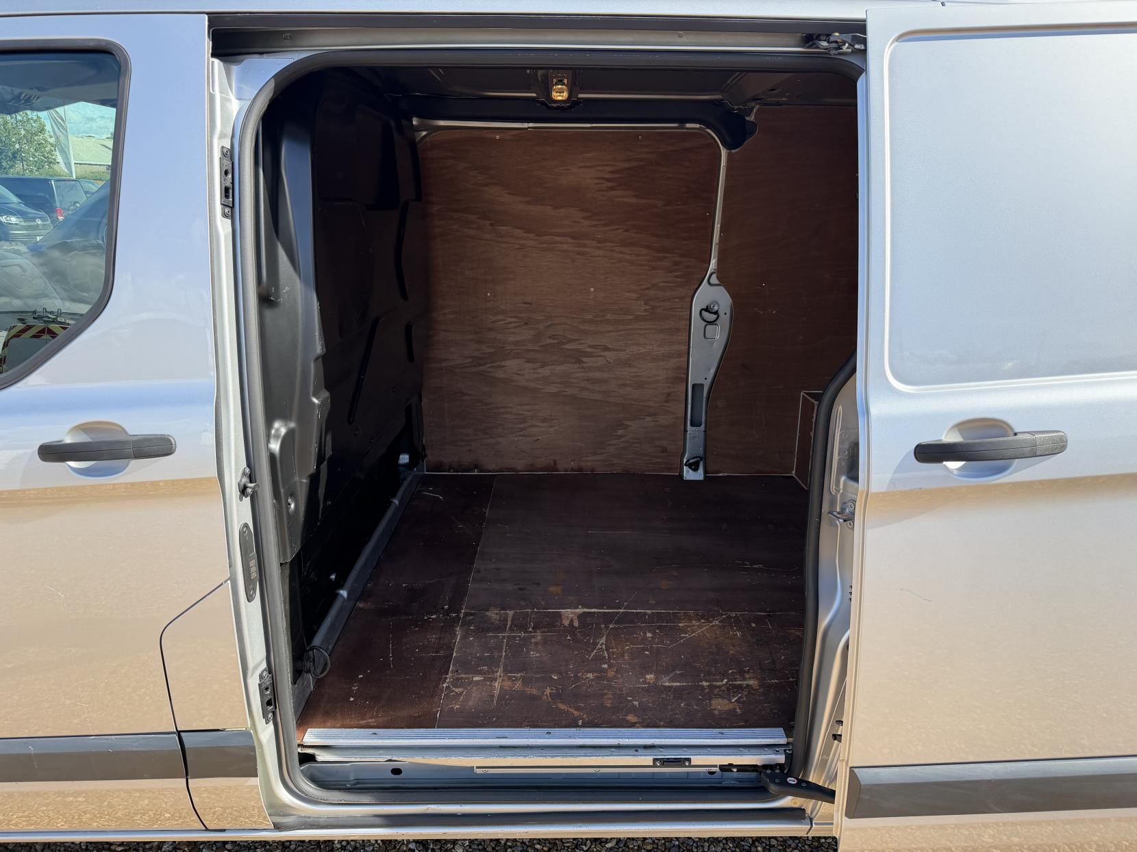 2016 Ford Transit Custom 2.0 TDCi 290 Panel Van 5dr Diesel Manual L2 H1 (167 g/km, 104 bhp) - Thumbnail 27