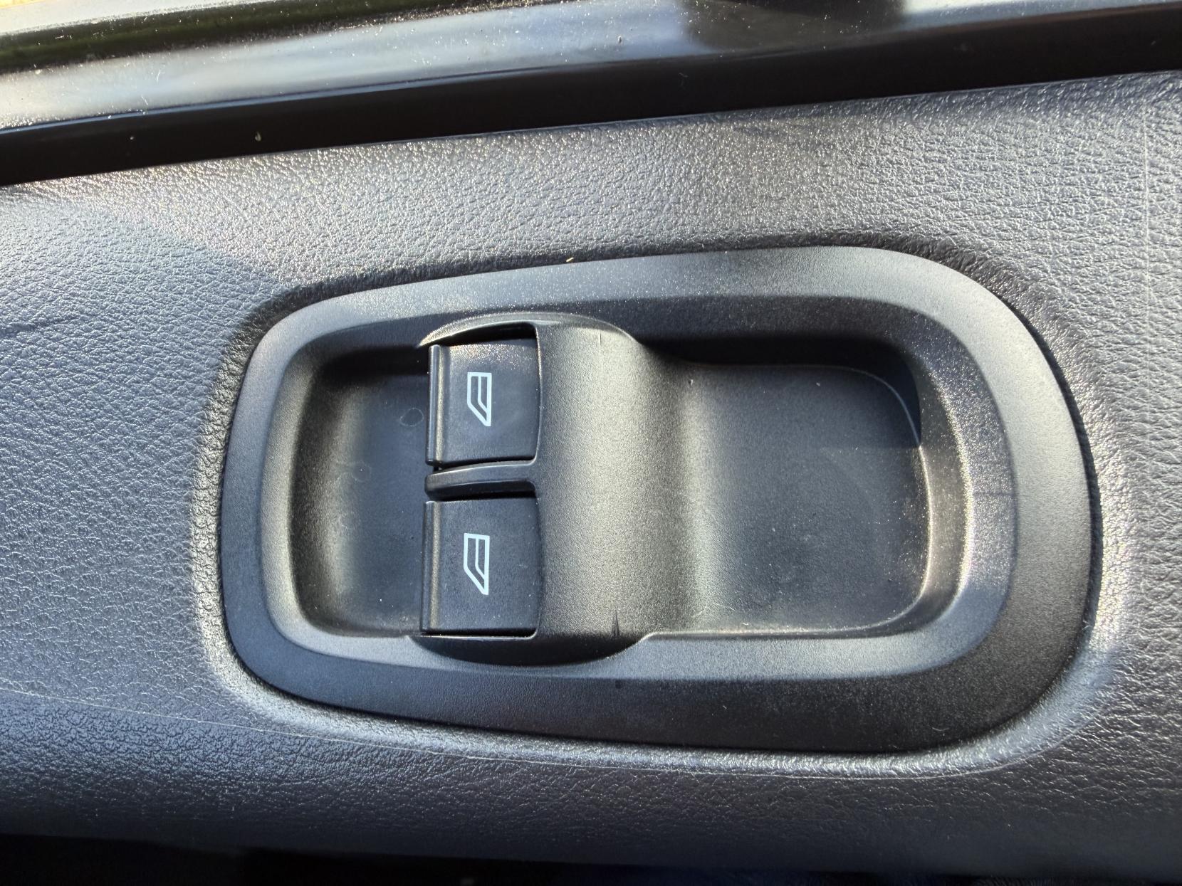 2016 Ford Transit Custom 2.0 TDCi 290 Panel Van 5dr Diesel Manual L2 H1 (167 g/km, 104 bhp) - Thumbnail 38