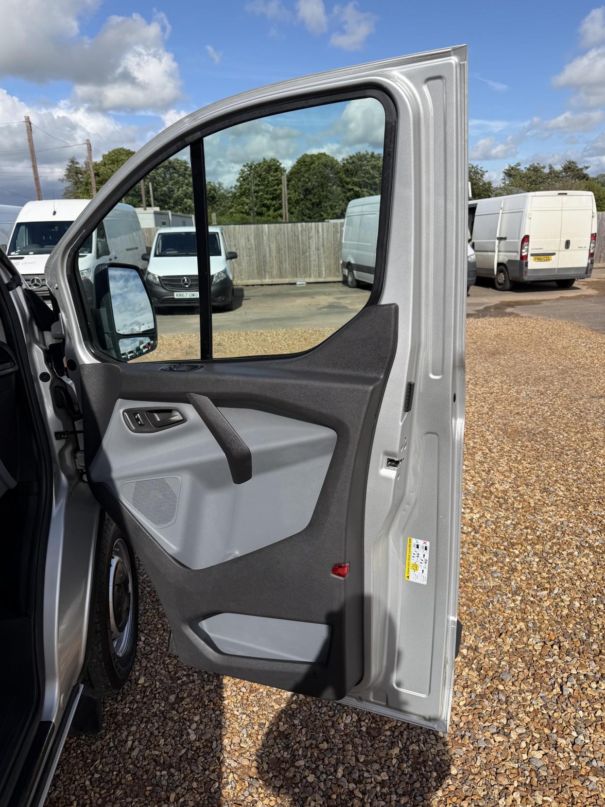 2016 Ford Transit Custom 2.0 TDCi 290 Panel Van 5dr Diesel Manual L2 H1 (167 g/km, 104 bhp) - Thumbnail 44
