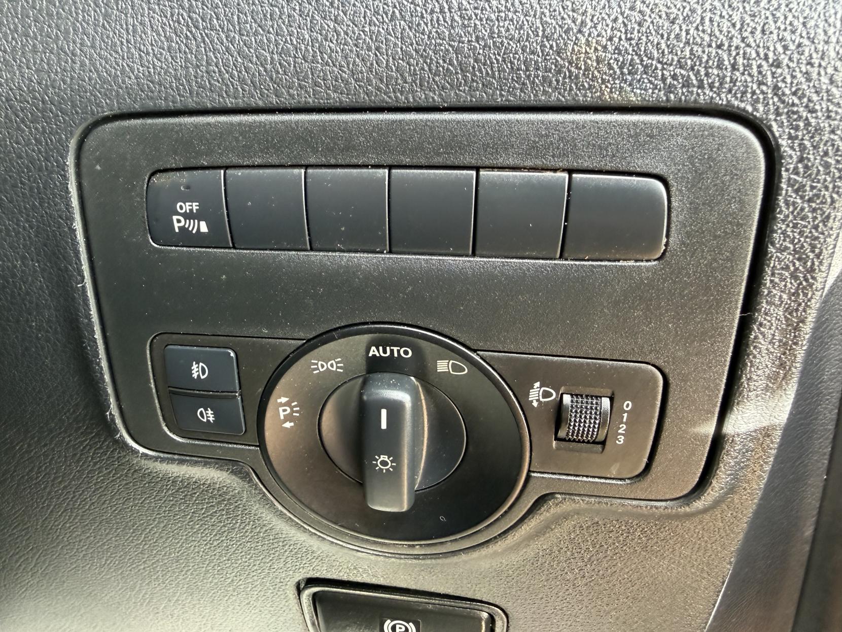 2020 Mercedes-Benz Vito 2.1 114 CDI Premium Panel Van 5dr Diesel G-Tronic+ RWD L2 Euro 6 (s/s) (136 ps) - Thumbnail 24