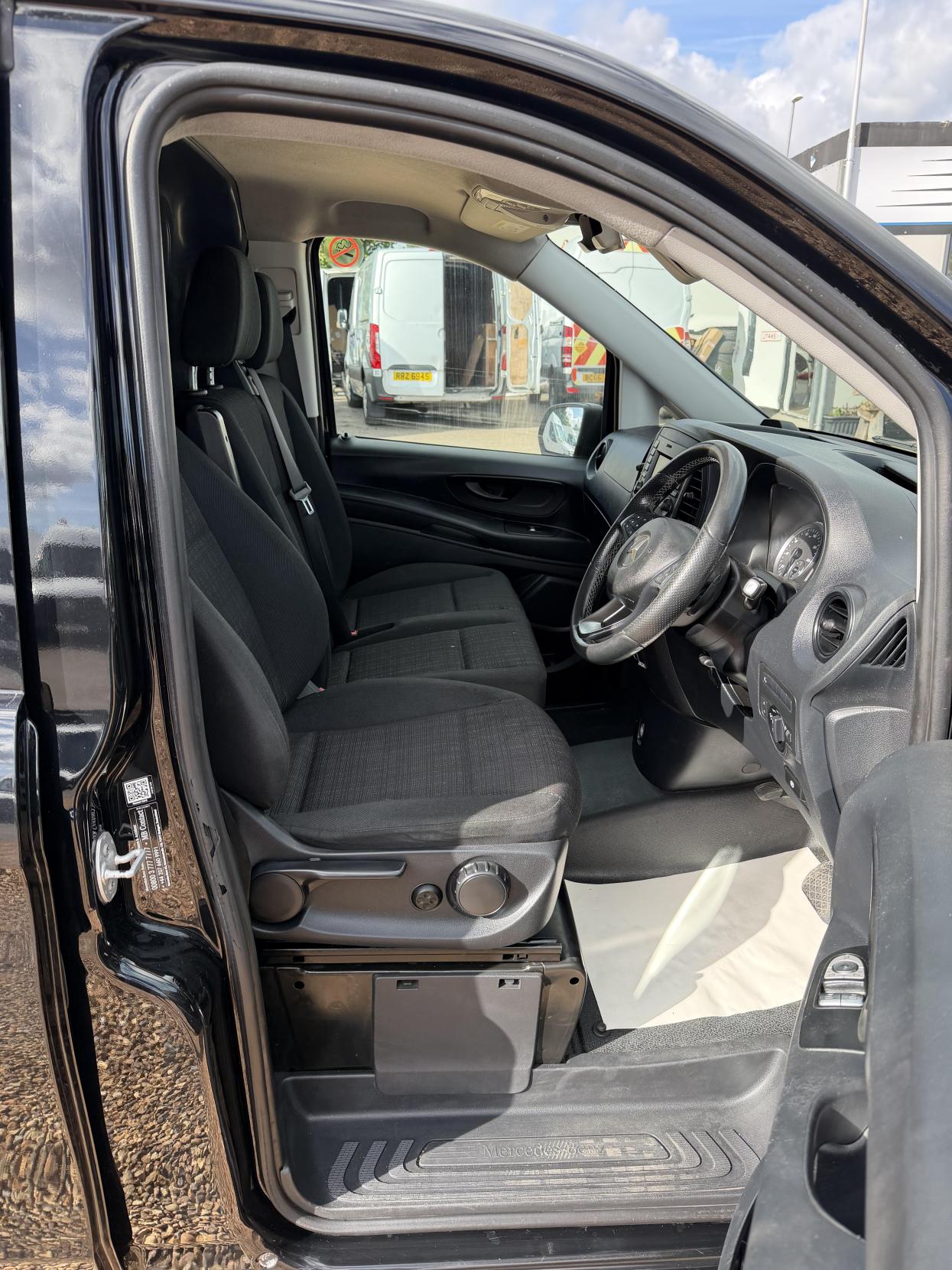 2020 Mercedes-Benz Vito 2.1 114 CDI Premium Panel Van 5dr Diesel G-Tronic+ RWD L2 Euro 6 (s/s) (136 ps) - Thumbnail 14