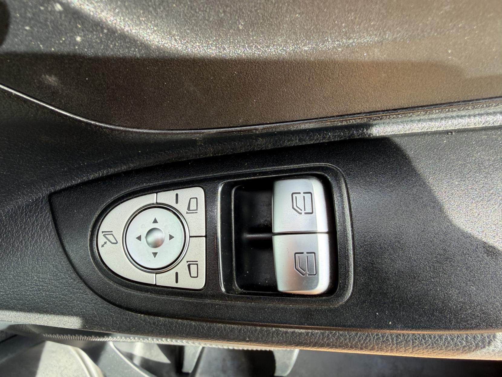 2020 Mercedes-Benz Vito 2.1 114 CDI Premium Panel Van 5dr Diesel G-Tronic+ RWD L2 Euro 6 (s/s) (136 ps) - Thumbnail 25