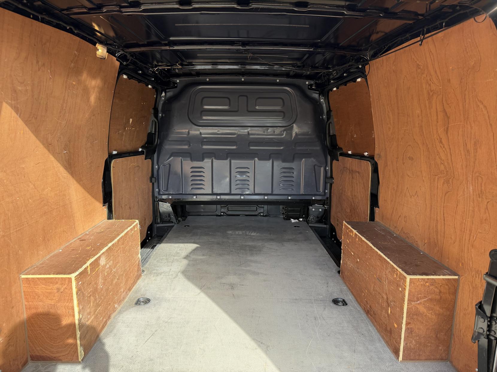 2020 Mercedes-Benz Vito 2.1 114 CDI Premium Panel Van 5dr Diesel G-Tronic+ RWD L2 Euro 6 (s/s) (136 ps) - Thumbnail 37