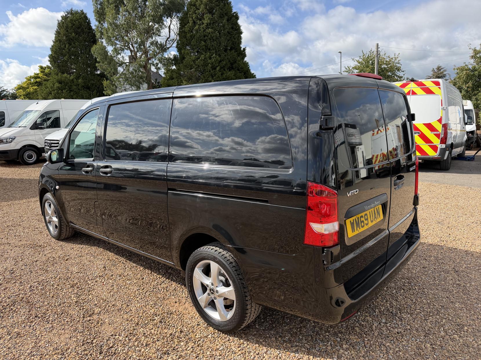 2020 Mercedes-Benz Vito 2.1 114 CDI Premium Panel Van 5dr Diesel G-Tronic+ RWD L2 Euro 6 (s/s) (136 ps) - Thumbnail 9