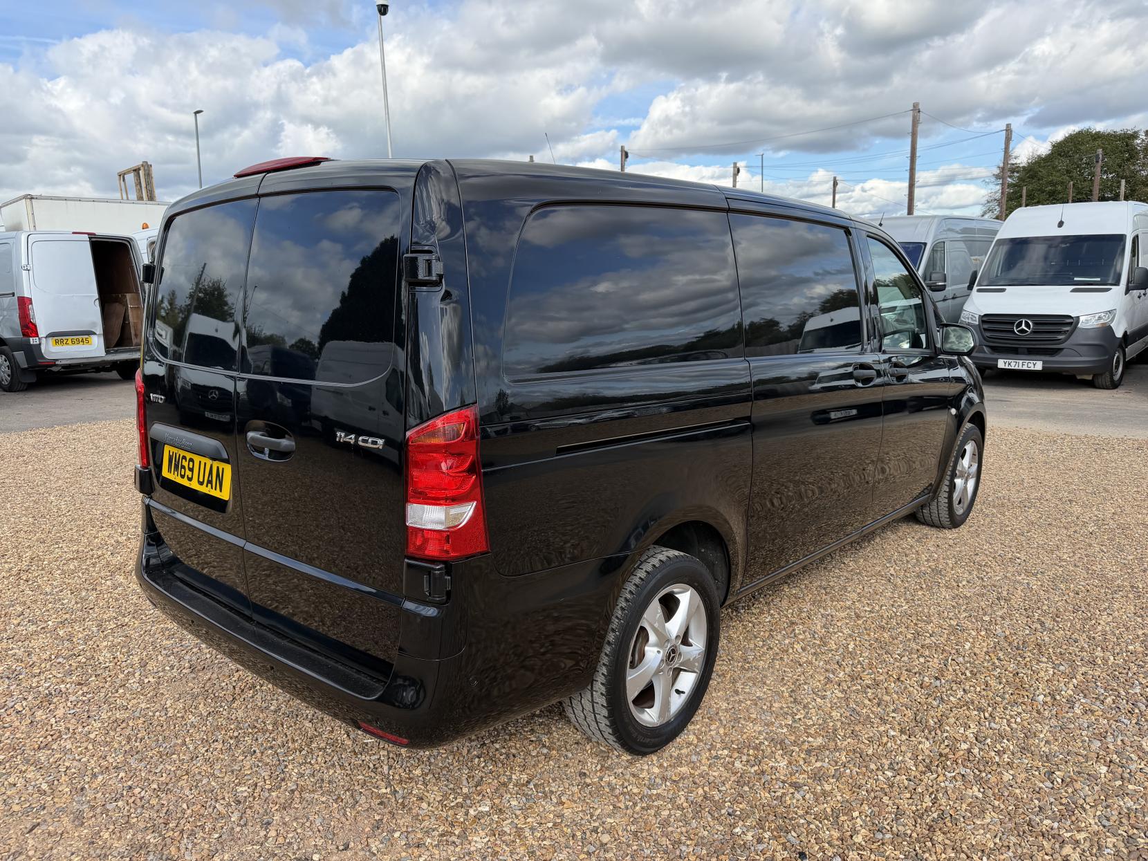 2020 Mercedes-Benz Vito 2.1 114 CDI Premium Panel Van 5dr Diesel G-Tronic+ RWD L2 Euro 6 (s/s) (136 ps) - Thumbnail 11
