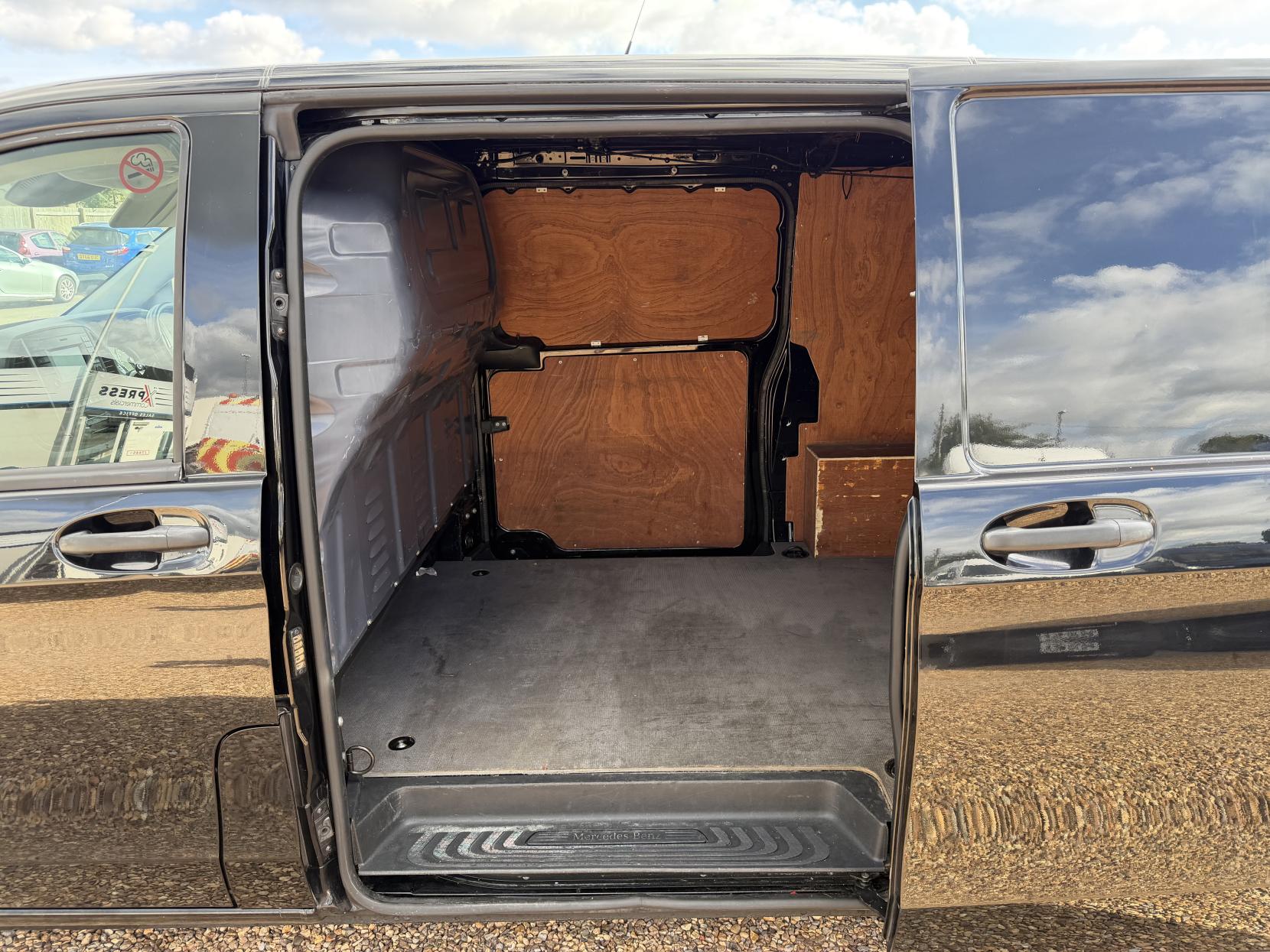 2020 Mercedes-Benz Vito 2.1 114 CDI Premium Panel Van 5dr Diesel G-Tronic+ RWD L2 Euro 6 (s/s) (136 ps) - Thumbnail 30