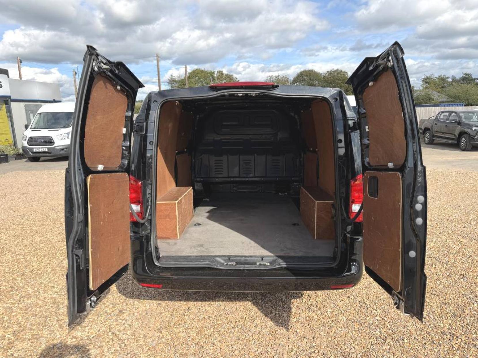 2020 Mercedes-Benz Vito 2.1 114 CDI Premium Panel Van 5dr Diesel G-Tronic+ RWD L2 Euro 6 (s/s) (136 ps) - Thumbnail 3
