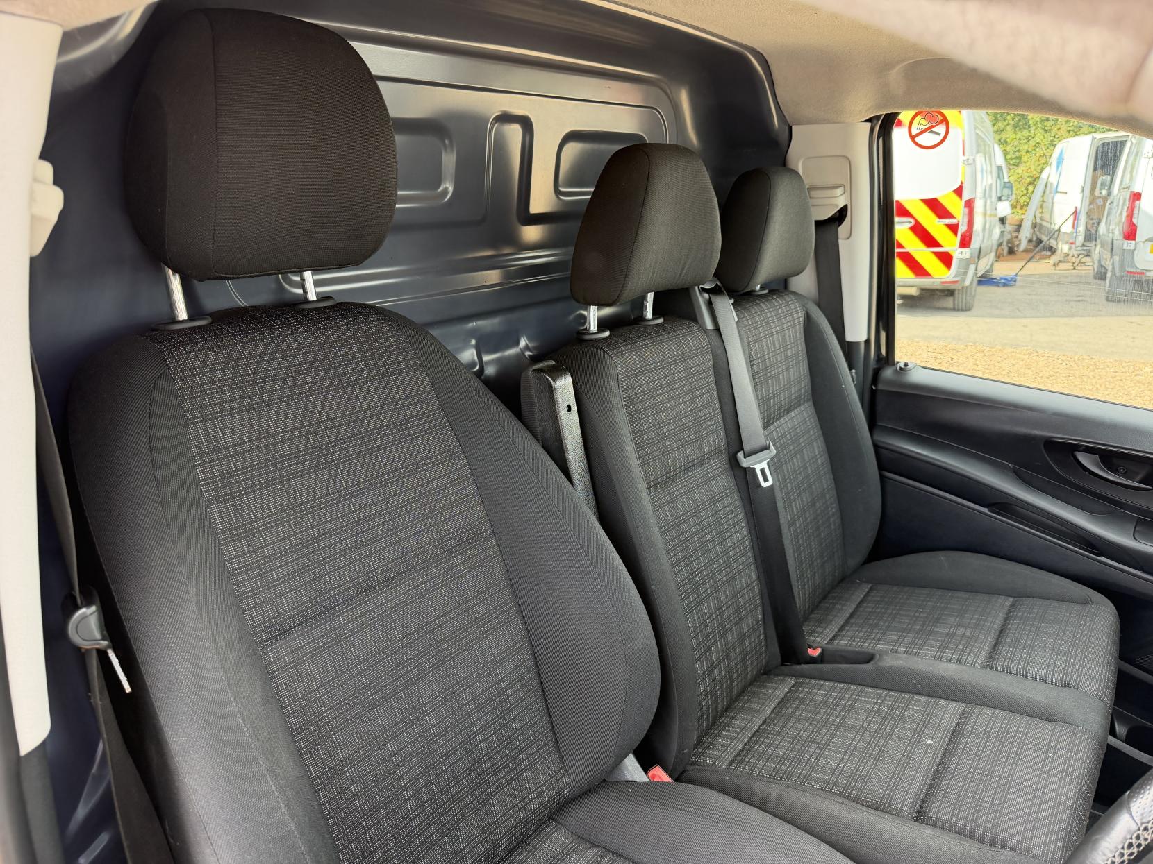 2020 Mercedes-Benz Vito 2.1 114 CDI Premium Panel Van 5dr Diesel G-Tronic+ RWD L2 Euro 6 (s/s) (136 ps) - Thumbnail 15