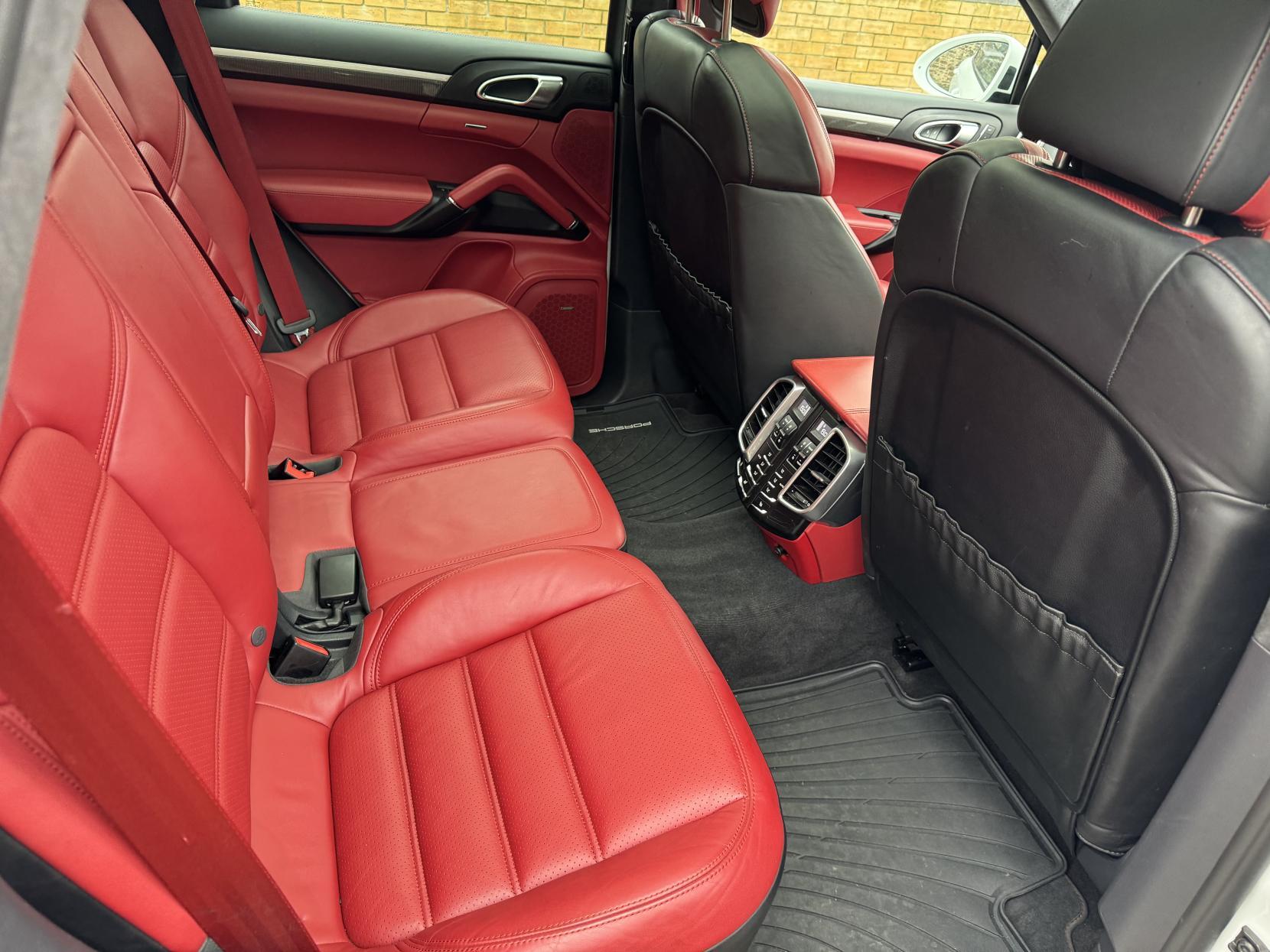 Porsche Cayenne 4.5 Turbo S SUV 5dr Petrol Tiptronic S AWD (378 g/km, 521 bhp)