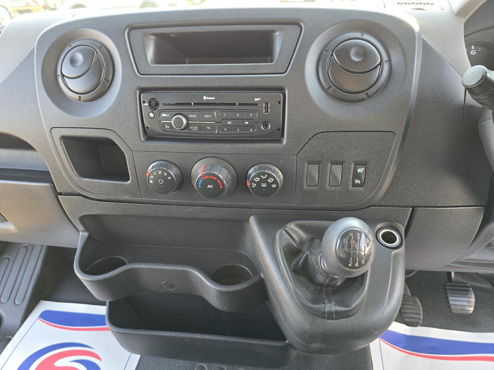 Nissan NV400 2.3 dCi 35 SE Panel Van 5dr Diesel Manual FWD L2 H3 Euro 5 (125 bhp)