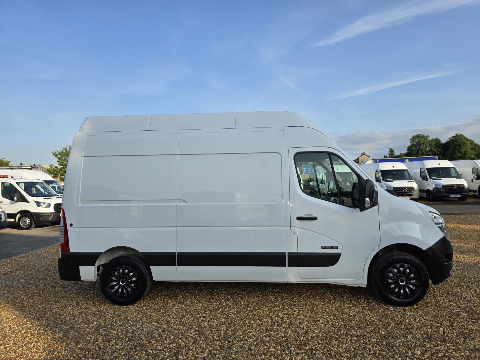 Nissan NV400 2.3 dCi 35 SE Panel Van 5dr Diesel Manual FWD L2 H3 Euro 5 (125 bhp)