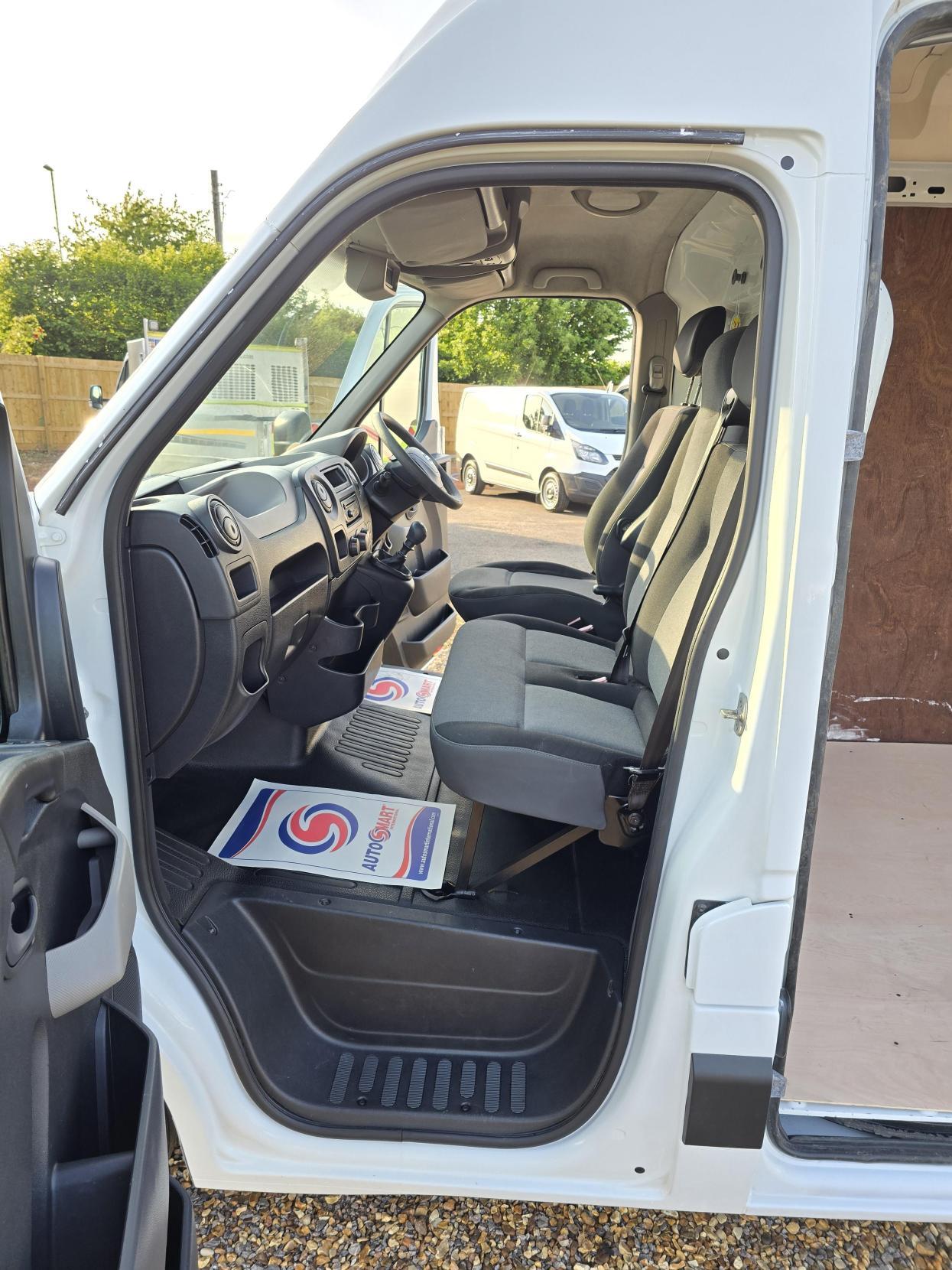 Nissan NV400 2.3 dCi 35 SE Panel Van 5dr Diesel Manual FWD L2 H3 Euro 5 (125 bhp)