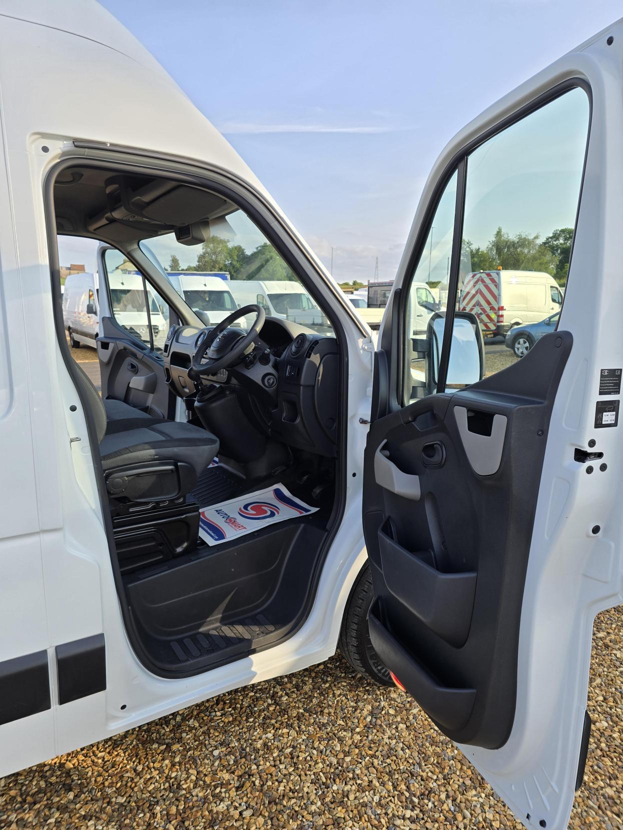 Nissan NV400 2.3 dCi 35 SE Panel Van 5dr Diesel Manual FWD L2 H3 Euro 5 (125 bhp)